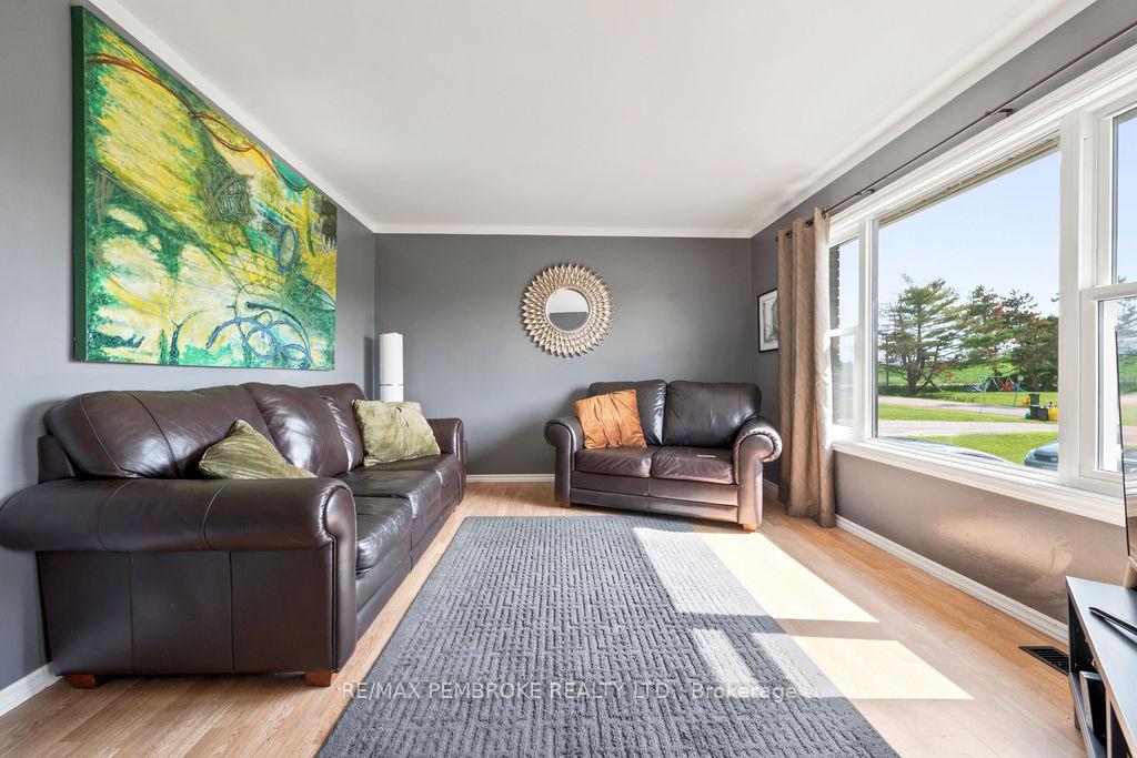 Photo 11 of 41 Meadowbrook Drive, Laurentian Valley, Laurentian Valley — HOMEH