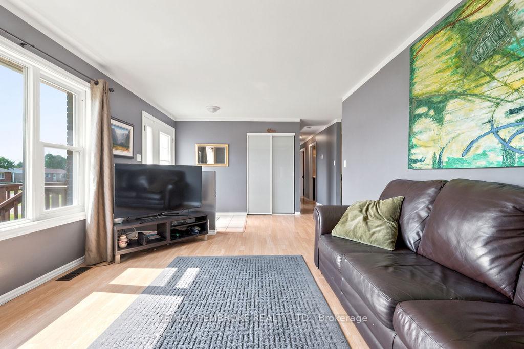 Photo 12 of 41 Meadowbrook Drive, Laurentian Valley, Laurentian Valley — HOMEH