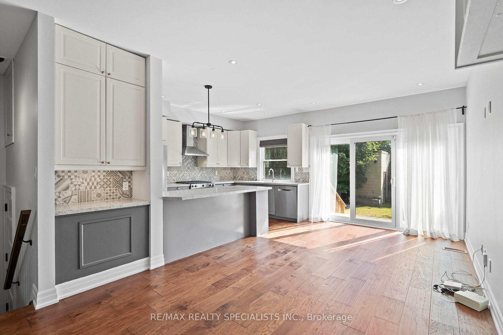 Photo 11 of 73 Eleventh Street, Etobicoke, New Toronto — HOMEH