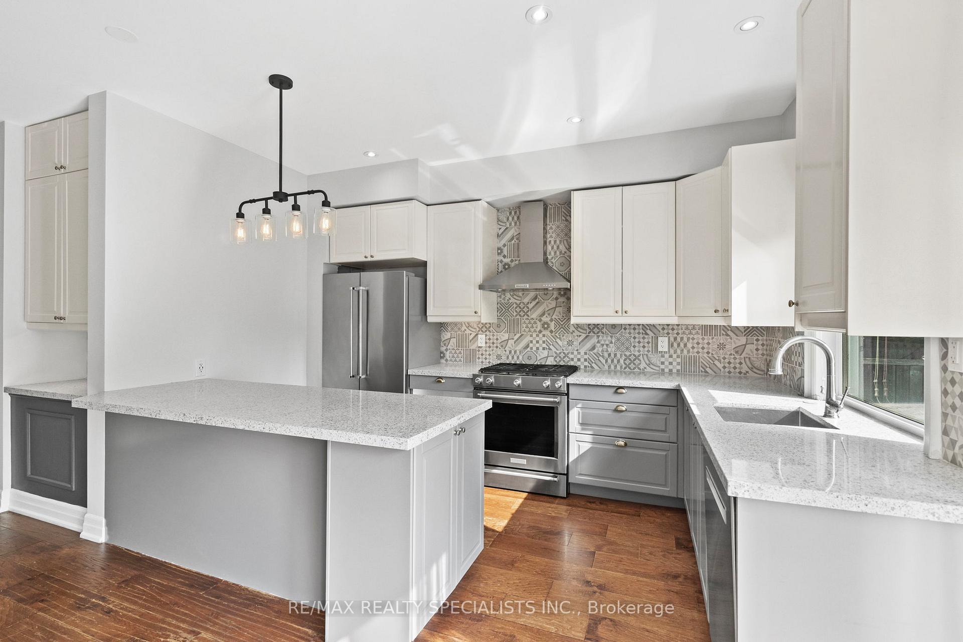 Photo 12 of 73 Eleventh Street, Etobicoke, New Toronto — HOMEH