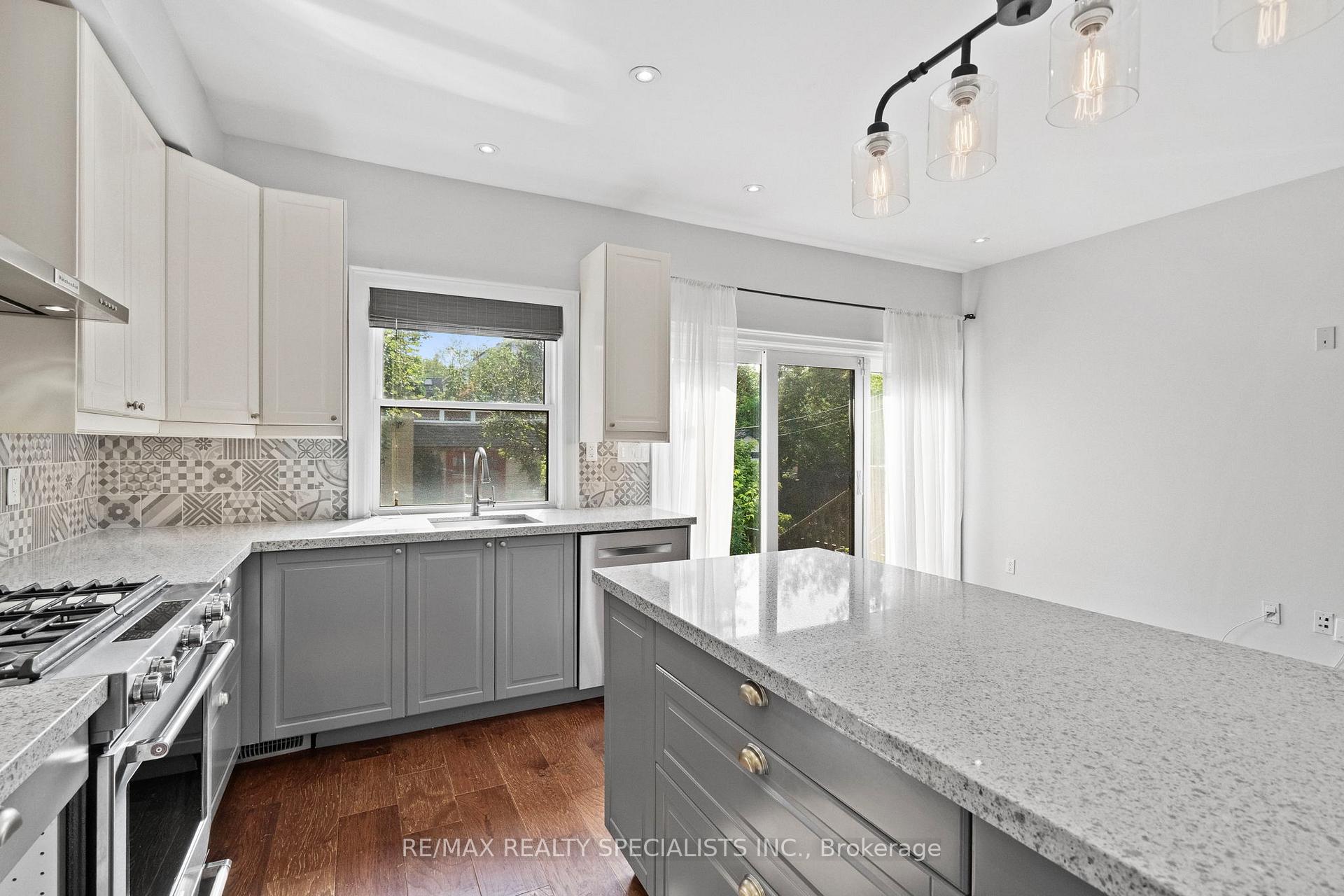 Photo 15 of 73 Eleventh Street, Etobicoke, New Toronto — HOMEH