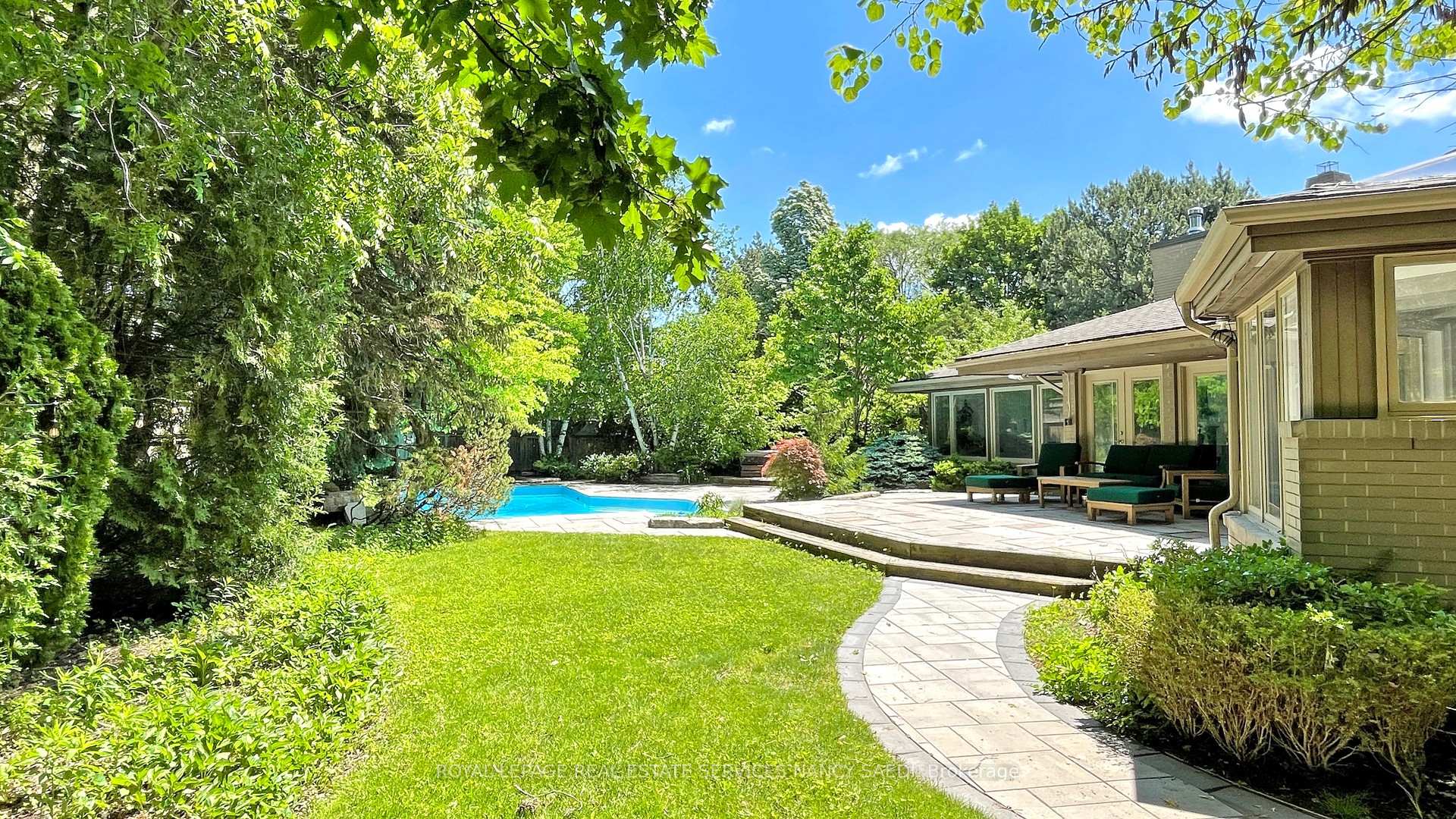 Photo 3 of 62 Wimpole Drive, North York, St. Andrew-Windfields — HOMEH