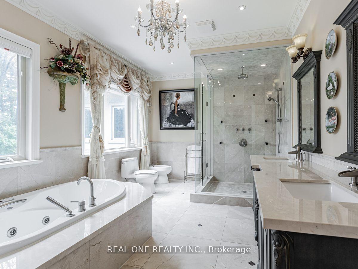Photo 12 of 15 Royal Oak Drive, North York, Bridle Path-Sunnybrook-York Mills — HOMEH
