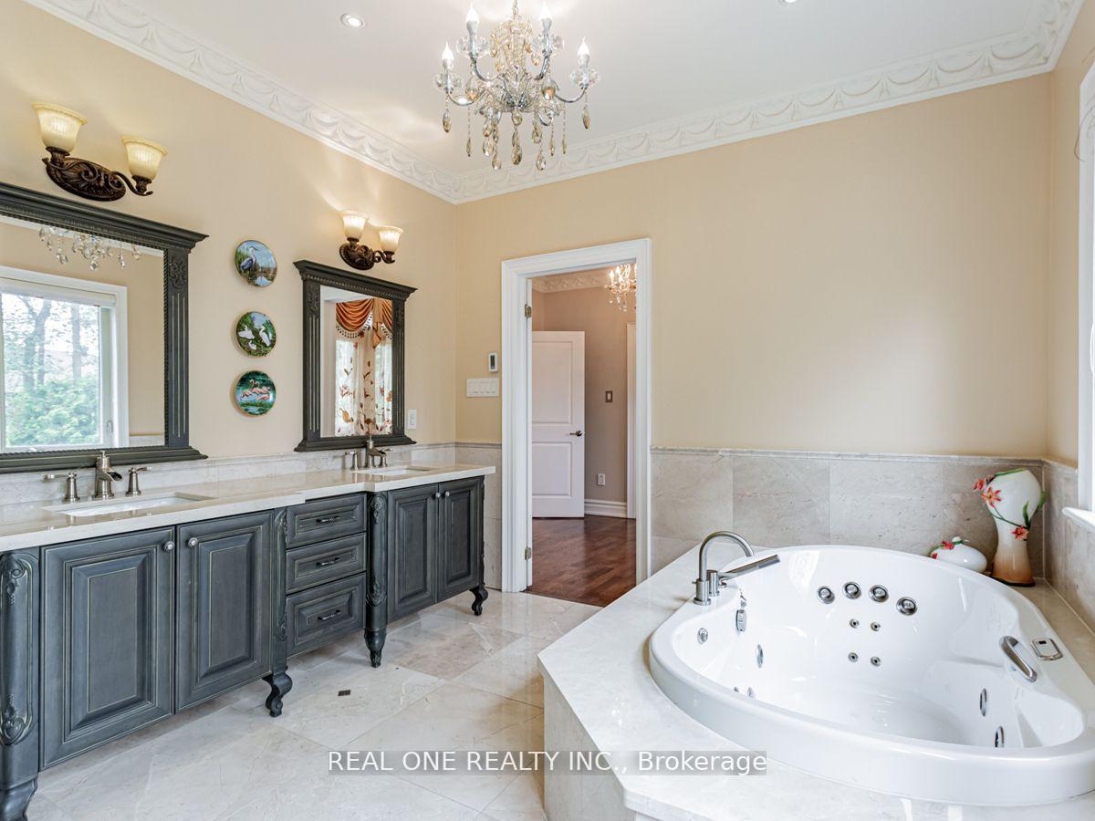 Photo 13 of 15 Royal Oak Drive, North York, Bridle Path-Sunnybrook-York Mills — HOMEH