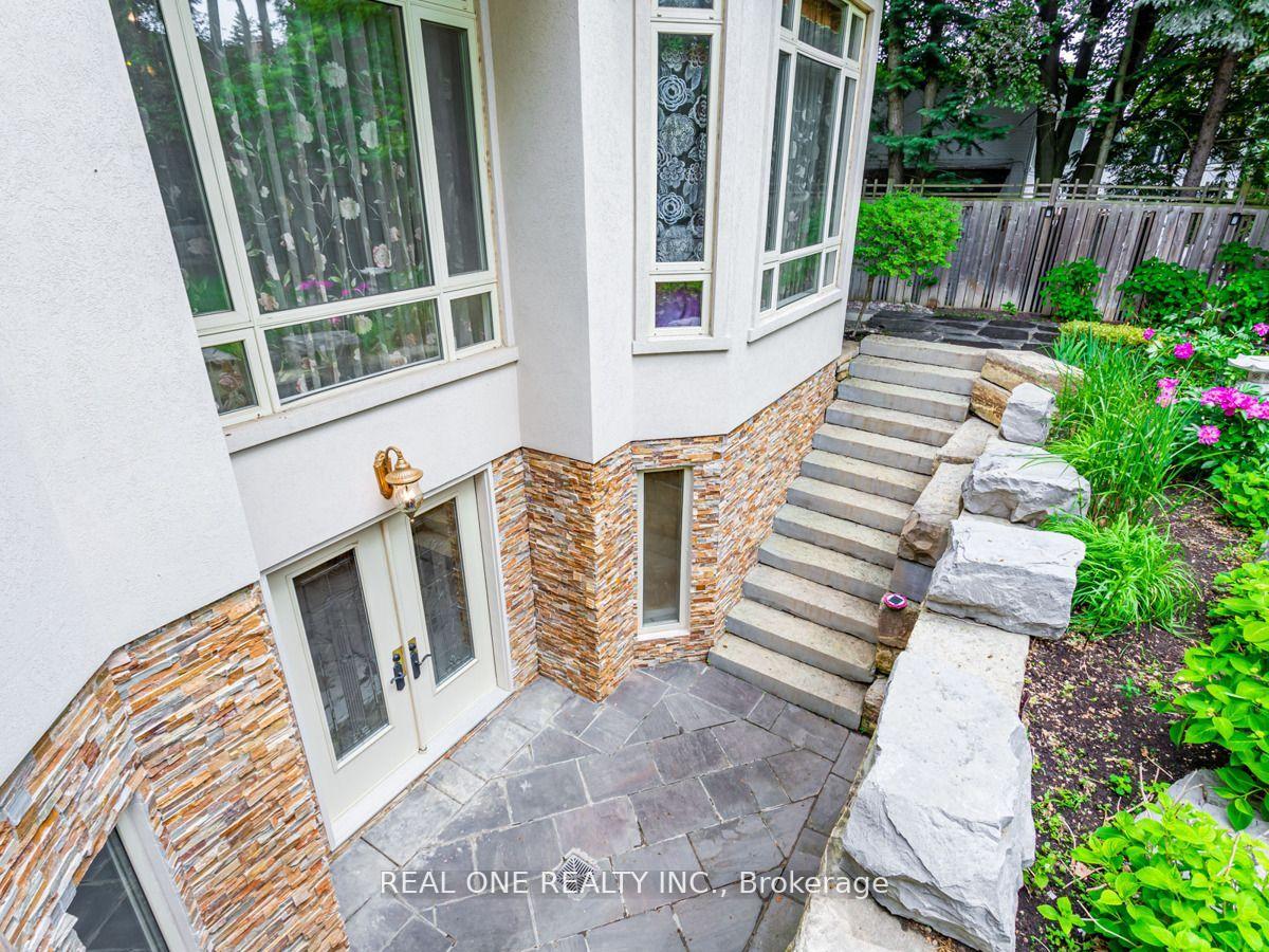 Photo 30 of 15 Royal Oak Drive, North York, Bridle Path-Sunnybrook-York Mills — HOMEH