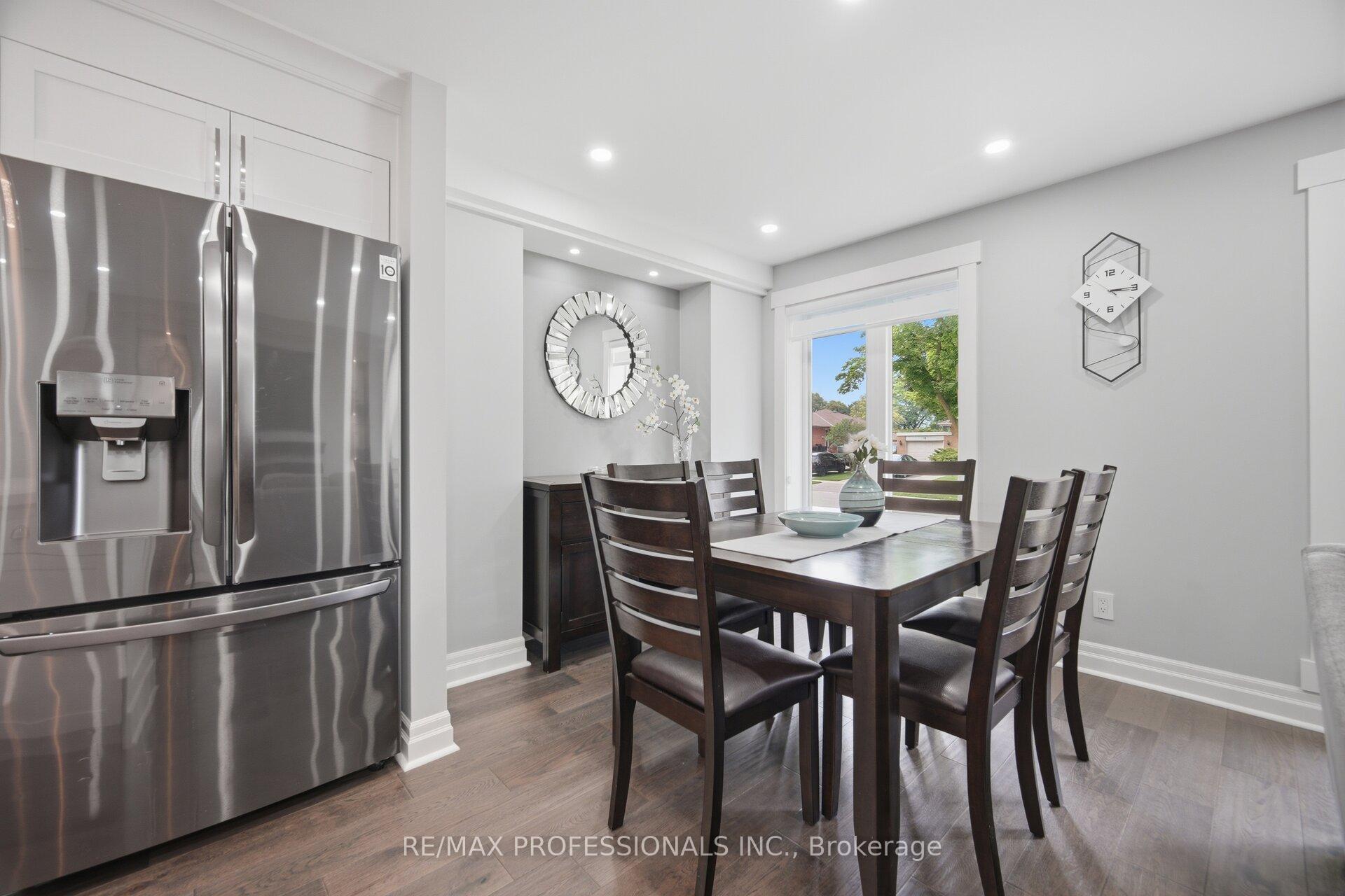 Photo 12 of 9 Tynevale Drive, Etobicoke, Willowridge-Martingrove-Richview — HOMEH