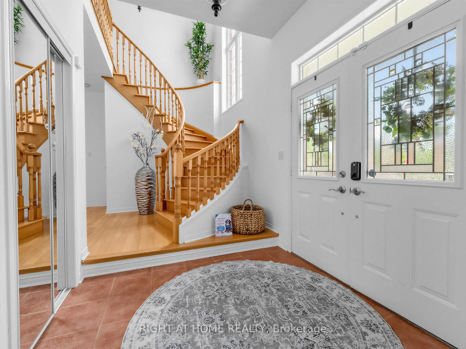 Photo 5 of 2042 Quinte Street, Burlington, Orchard — HOMEH