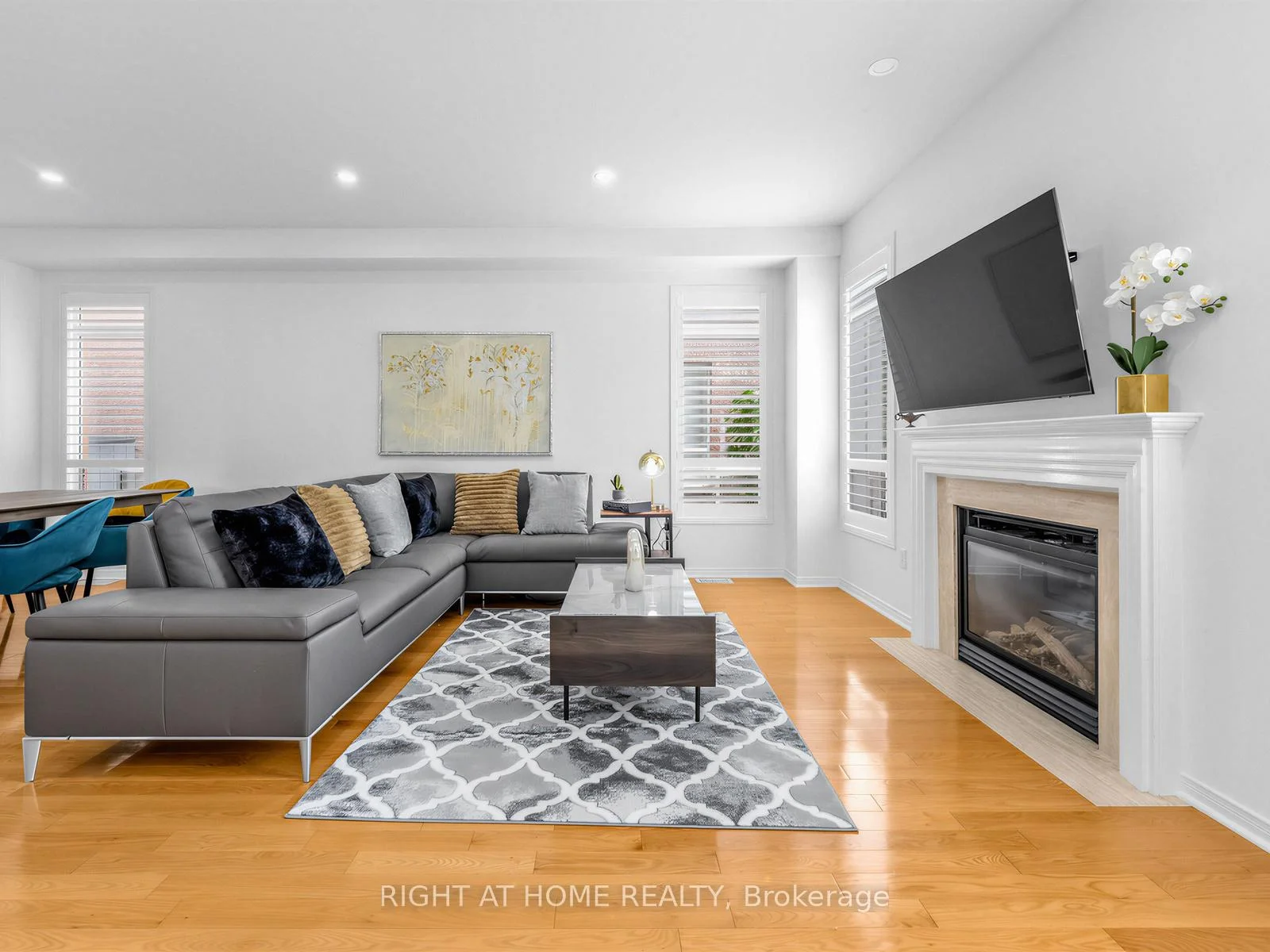 Photo 10 of 2042 Quinte Street, Burlington, Orchard — HOMEH