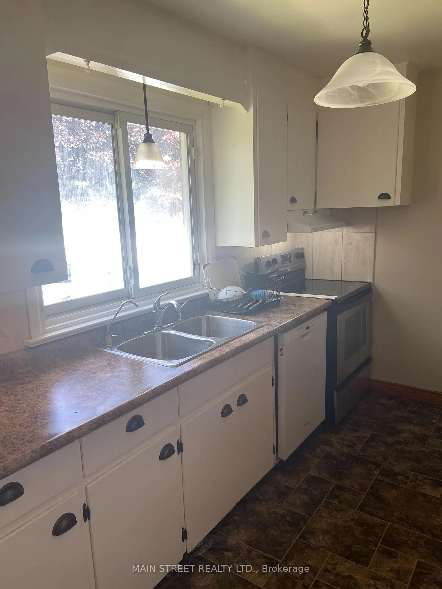 Photo 11 of 329 James Street E, Orillia — HOMEH