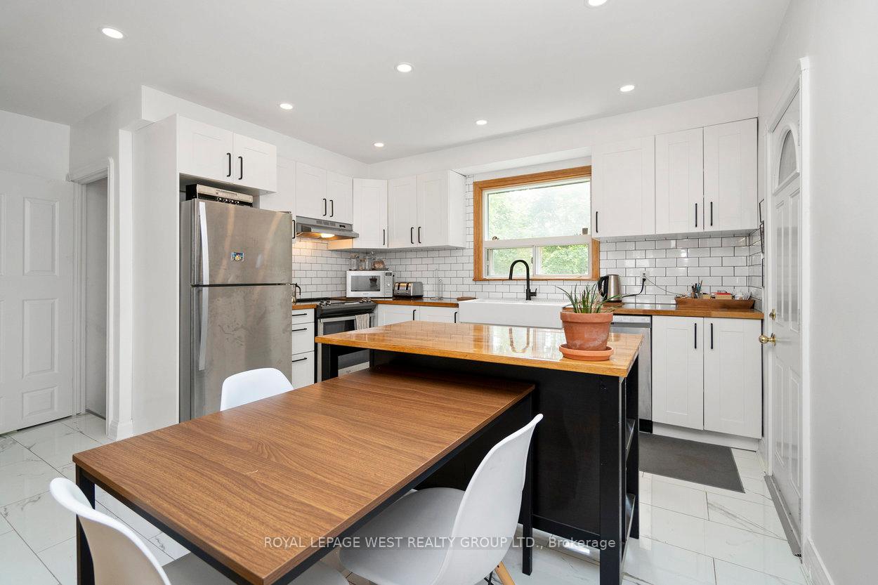 Photo 7 of 22 Beaucourt Road, Etobicoke, Stonegate-Queensway — HOMEH