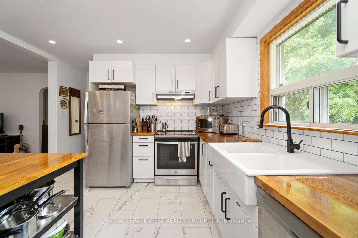 Photo 10 of 22 Beaucourt Road, Etobicoke, Stonegate-Queensway — HOMEH