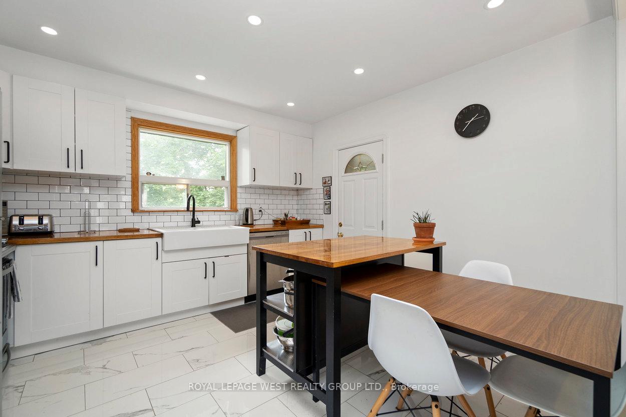 Photo 11 of 22 Beaucourt Road, Etobicoke, Stonegate-Queensway — HOMEH