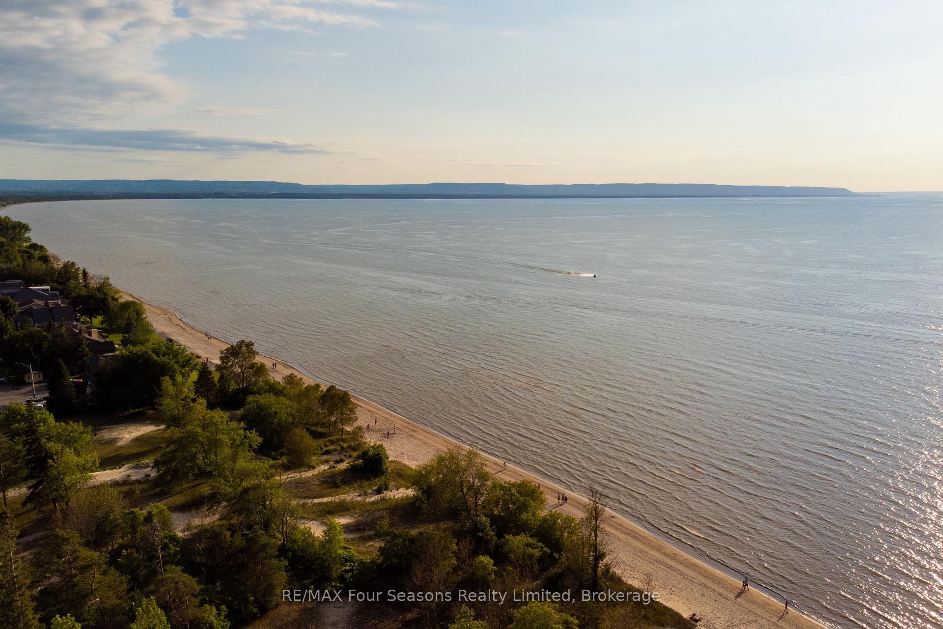 Photo 3 of 25 Kelley Crescent, Wasaga Beach — HOMEH