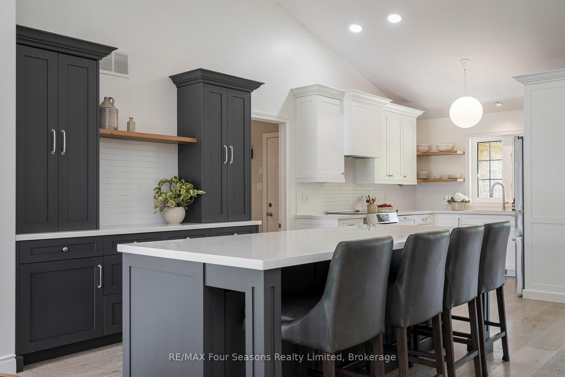 Photo 4 of 25 Kelley Crescent, Wasaga Beach — HOMEH