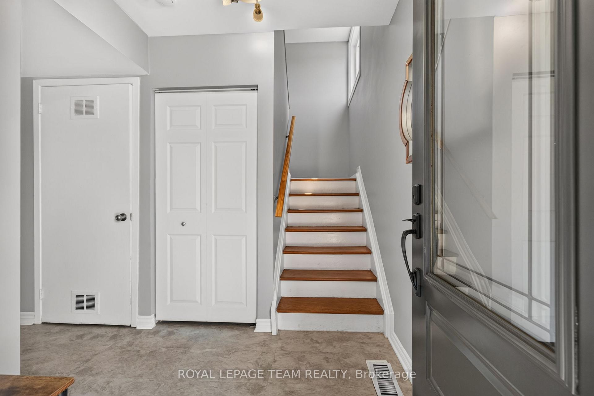 Photo 14 of 41 Longwood Avenue, Ottawa, Lynwood Village — HOMEH