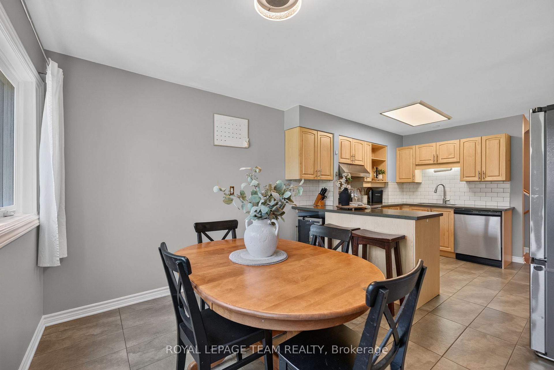Photo 28 of 41 Longwood Avenue, Ottawa, Lynwood Village — HOMEH
