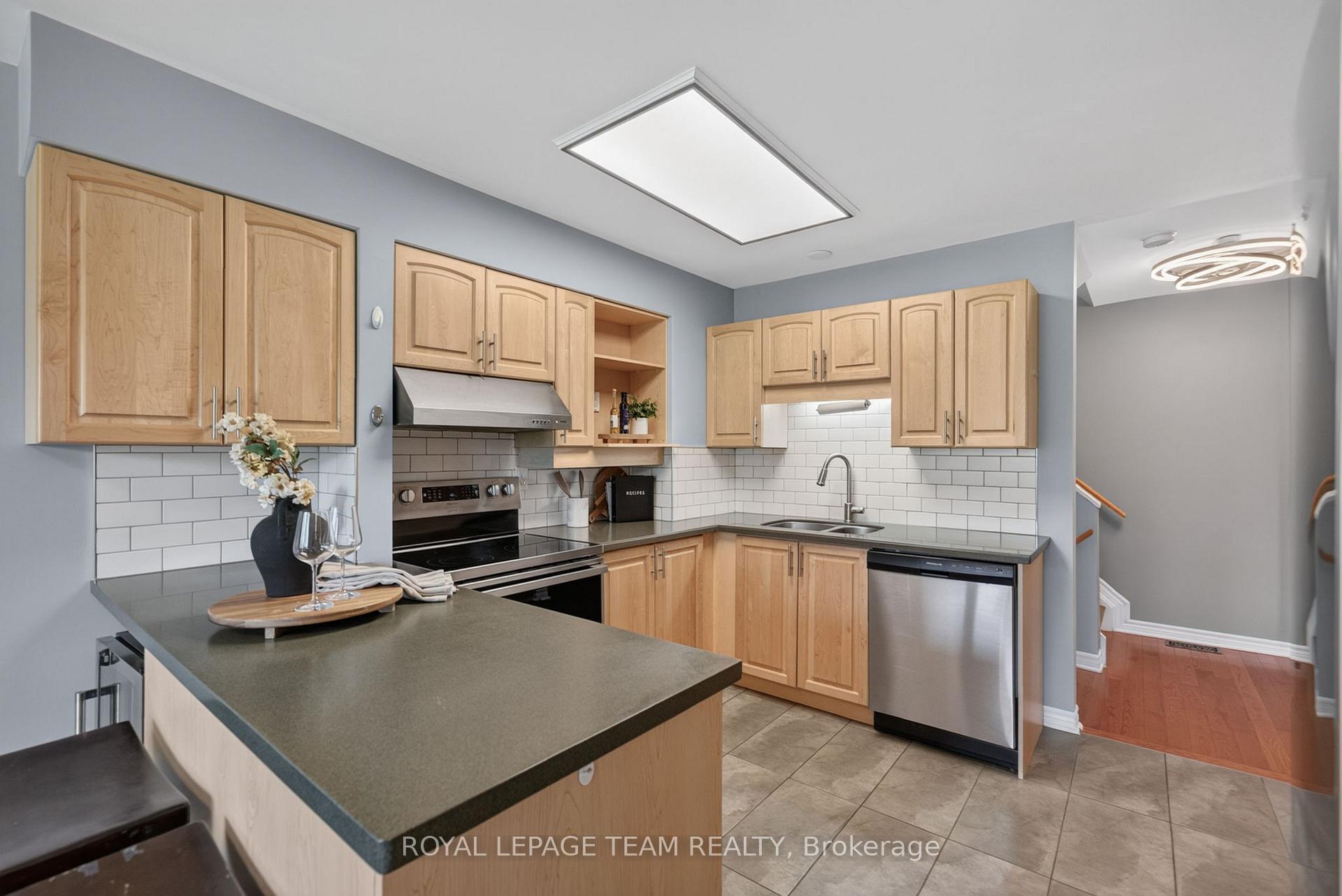 Photo 30 of 41 Longwood Avenue, Ottawa, Lynwood Village — HOMEH