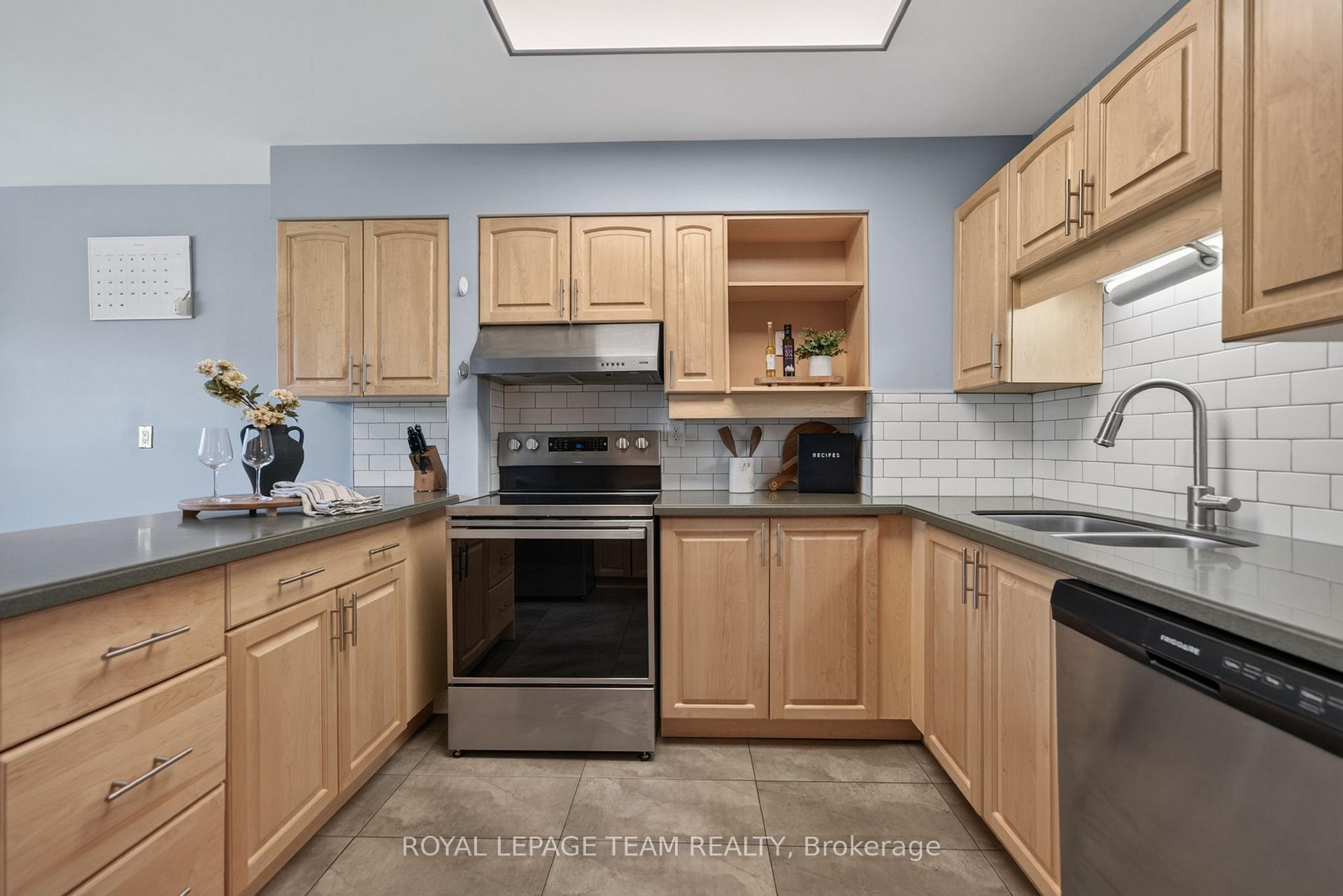Photo 31 of 41 Longwood Avenue, Ottawa, Lynwood Village — HOMEH