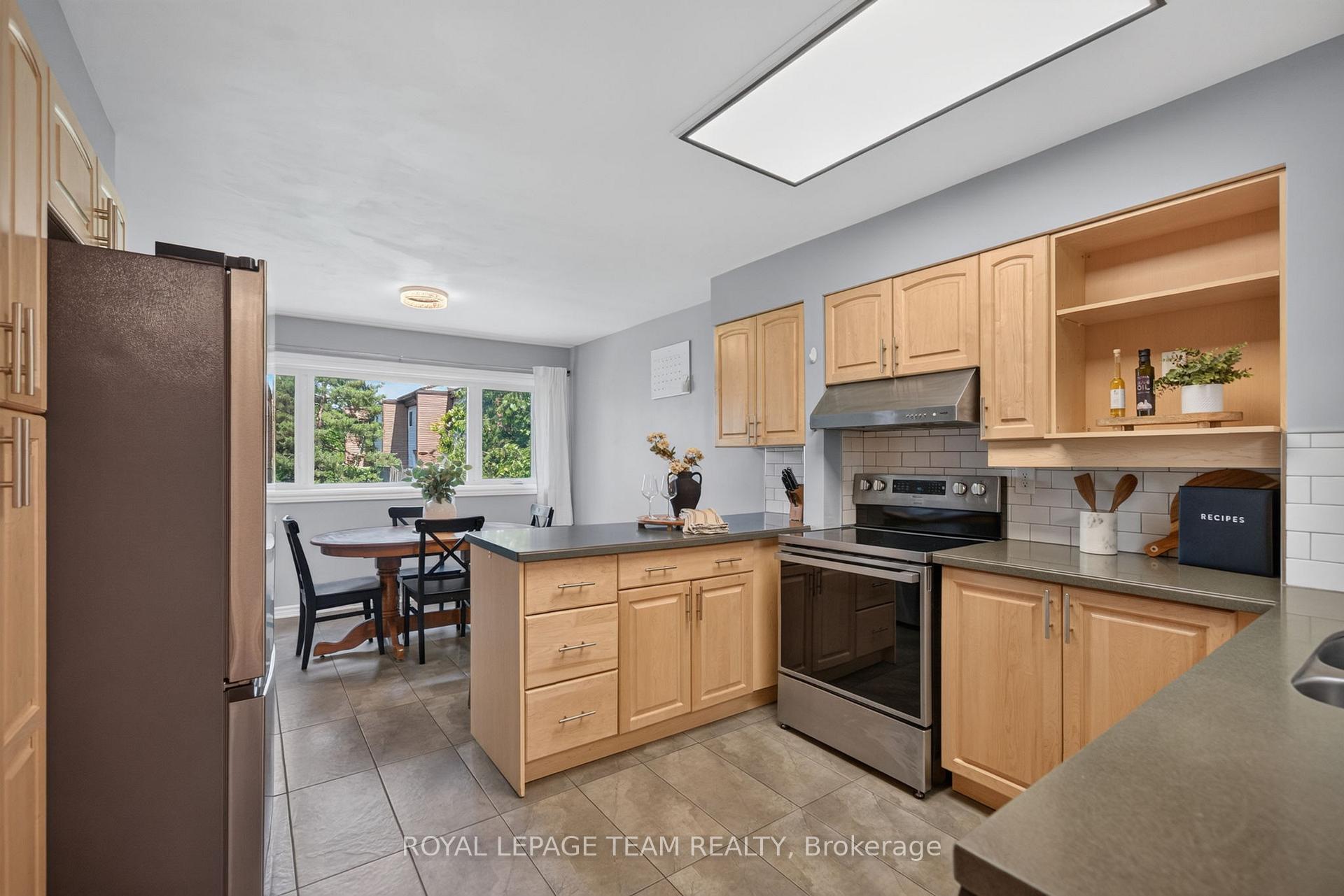 Photo 32 of 41 Longwood Avenue, Ottawa, Lynwood Village — HOMEH