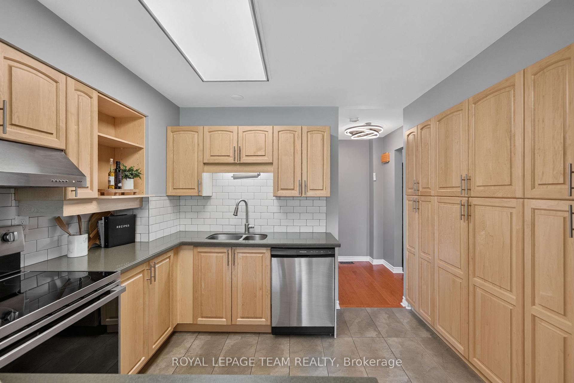 Photo 35 of 41 Longwood Avenue, Ottawa, Lynwood Village — HOMEH