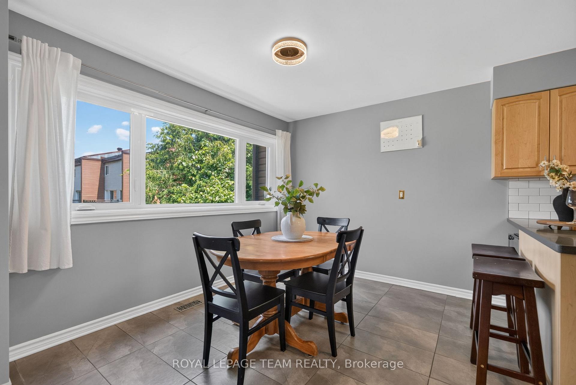Photo 37 of 41 Longwood Avenue, Ottawa, Lynwood Village — HOMEH