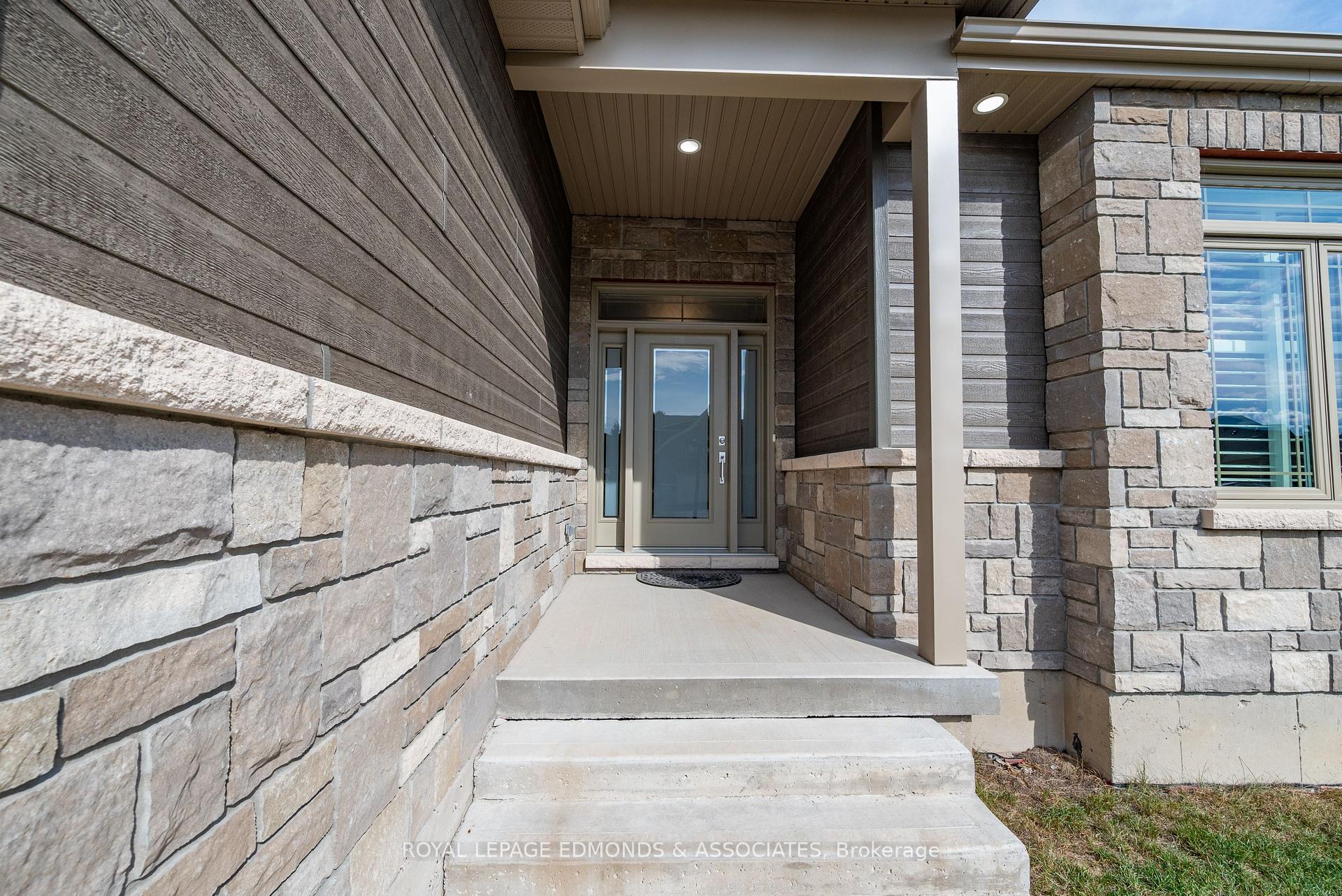 Photo 2 of 517 Sydenham Street, Pembroke, Pembroke — HOMEH