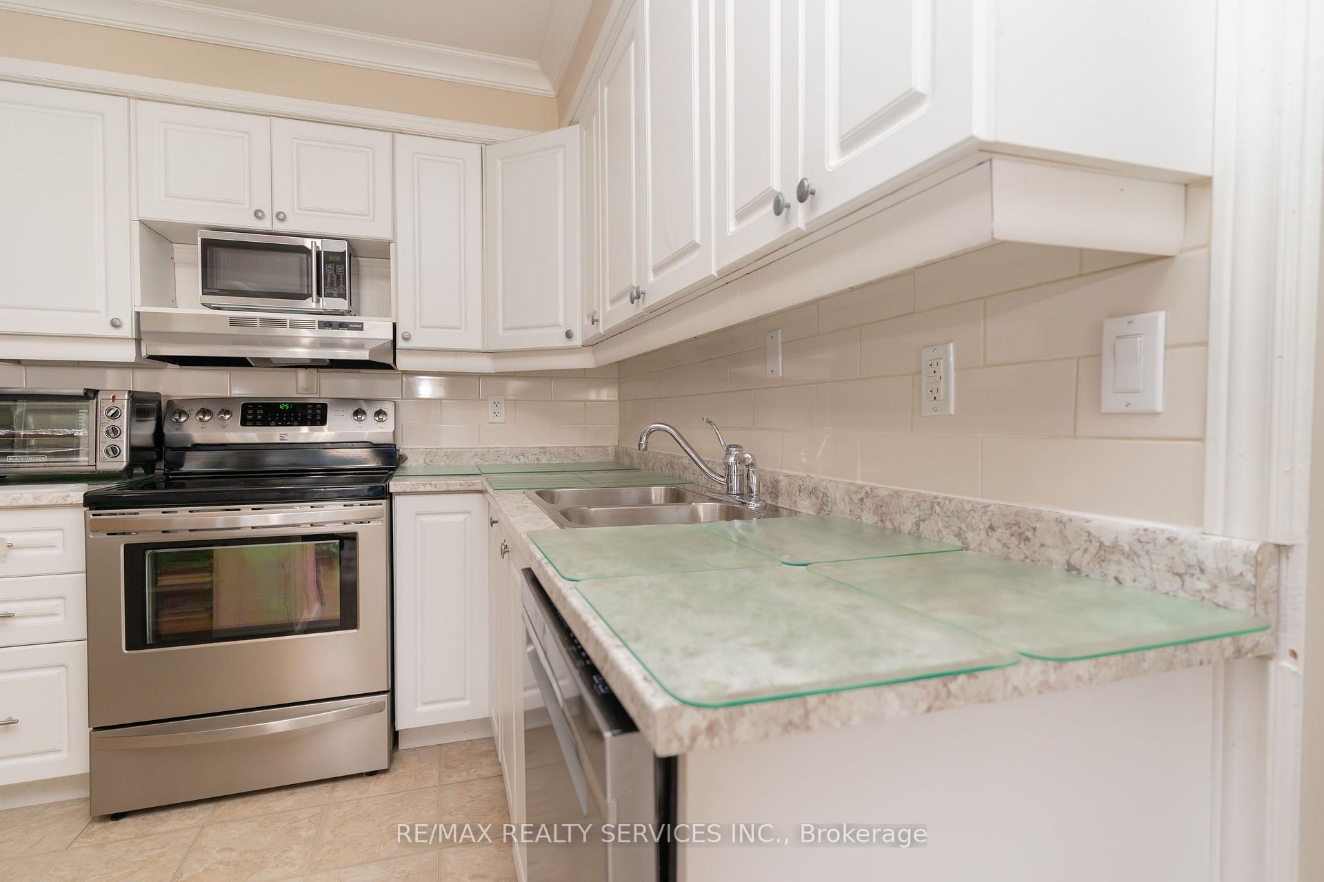 Photo 15 of 39 Dunblaine Crescent, Brampton, Southgate — HOMEH