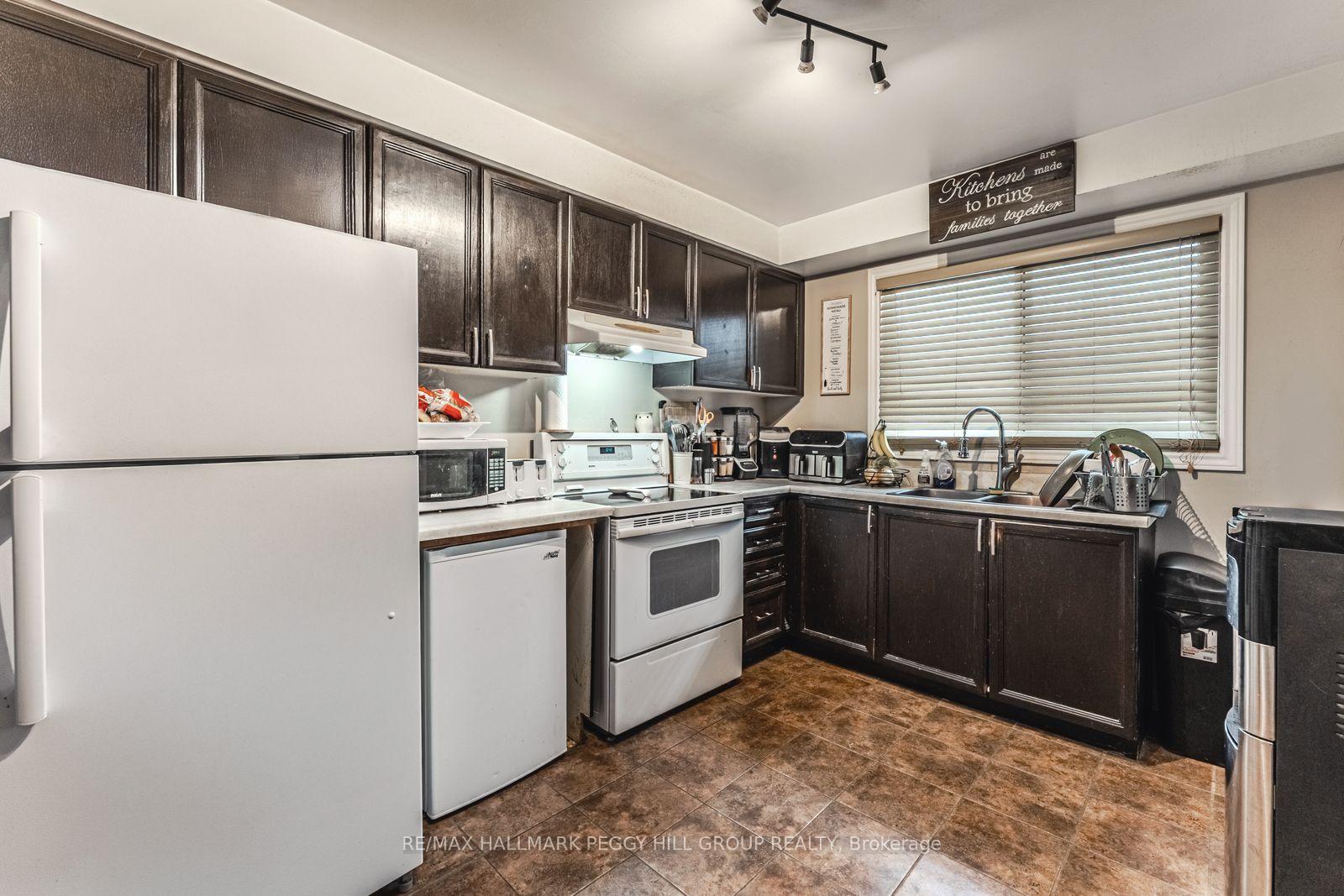 Photo 6 of 69 Fox Run, Barrie, Letitia Heights — HOMEH