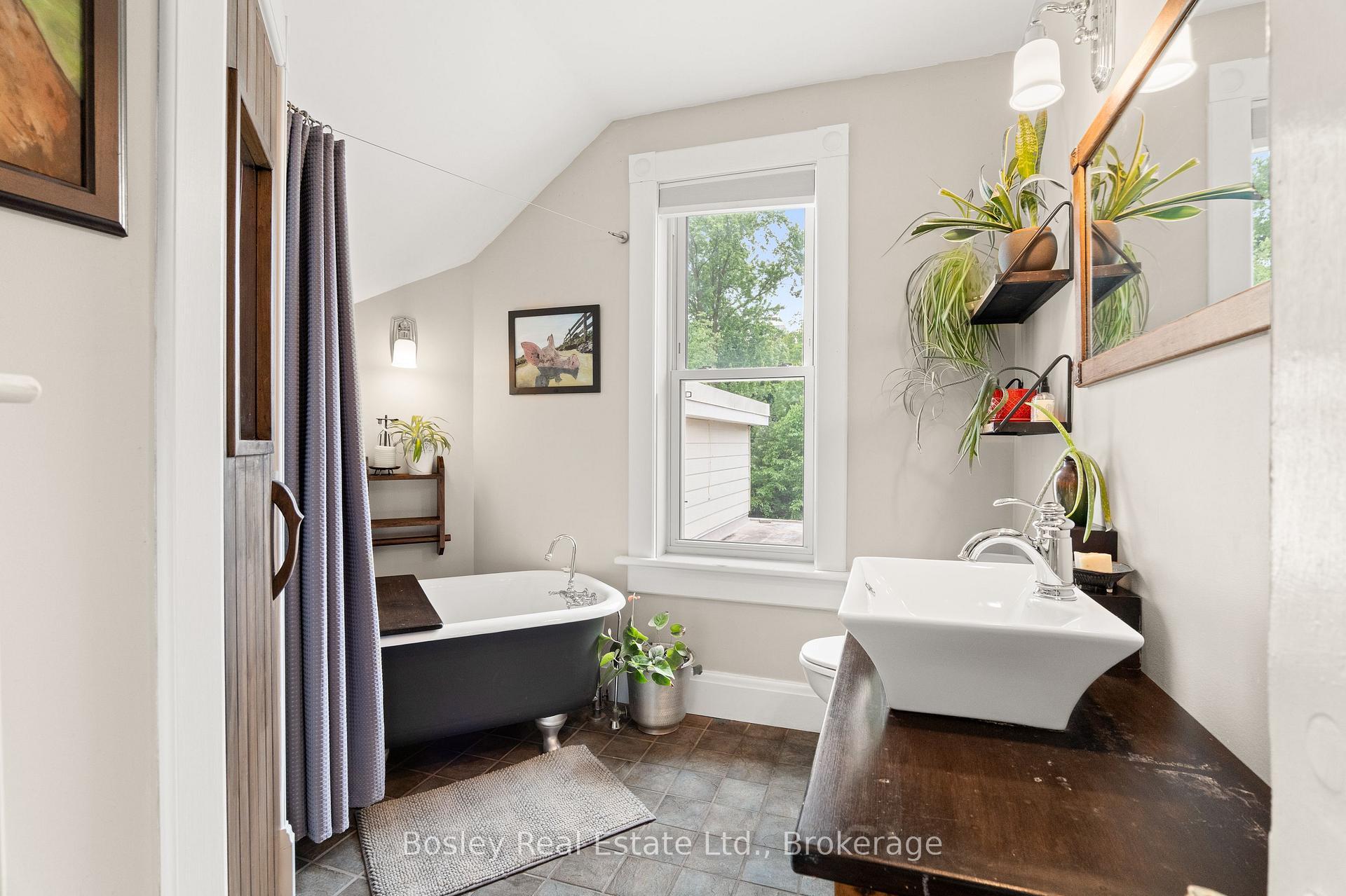 Photo 23 of 29 St Leger Street, Kitchener — HOMEH