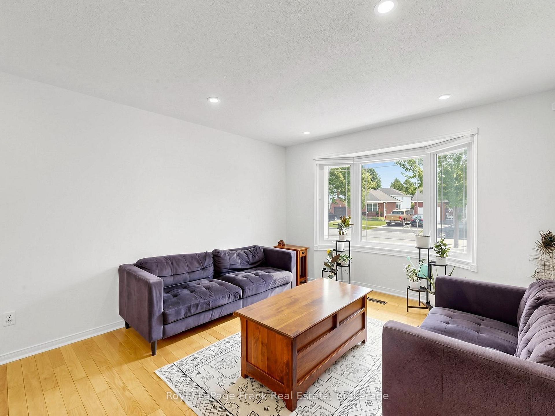 Photo 3 of 20 Strathallan Drive, Clarington, Courtice — HOMEH