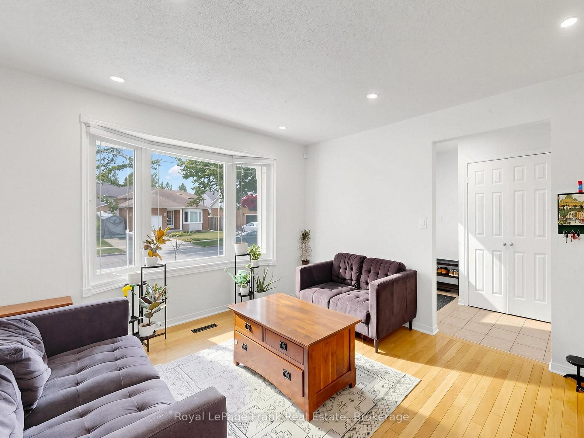 Photo 4 of 20 Strathallan Drive, Clarington, Courtice — HOMEH