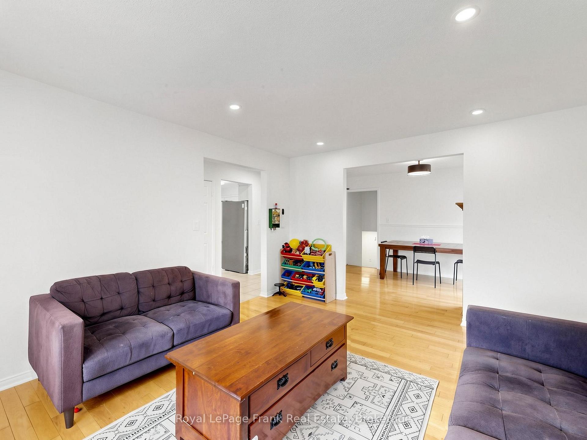 Photo 5 of 20 Strathallan Drive, Clarington, Courtice — HOMEH