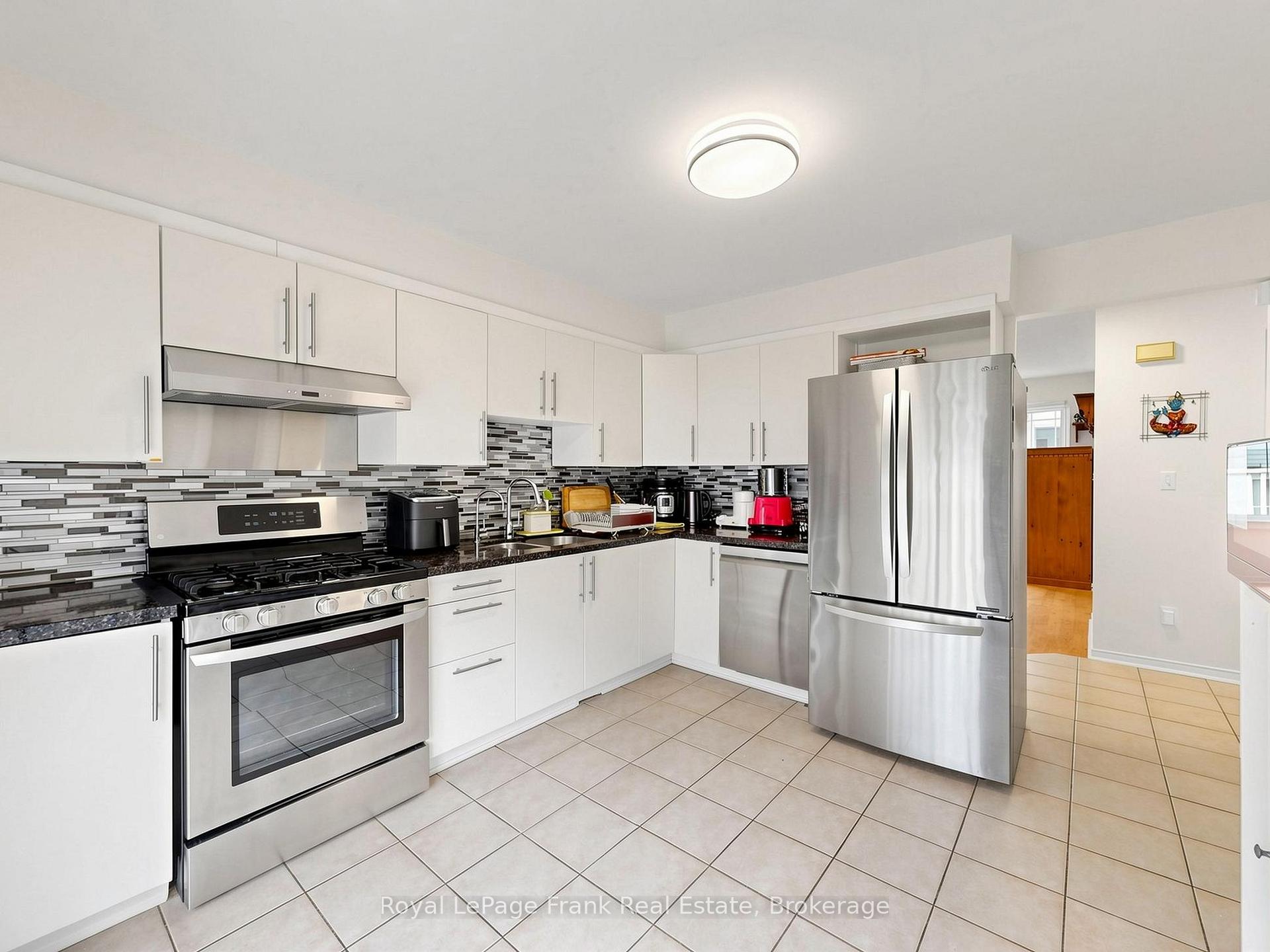 Photo 11 of 20 Strathallan Drive, Clarington, Courtice — HOMEH