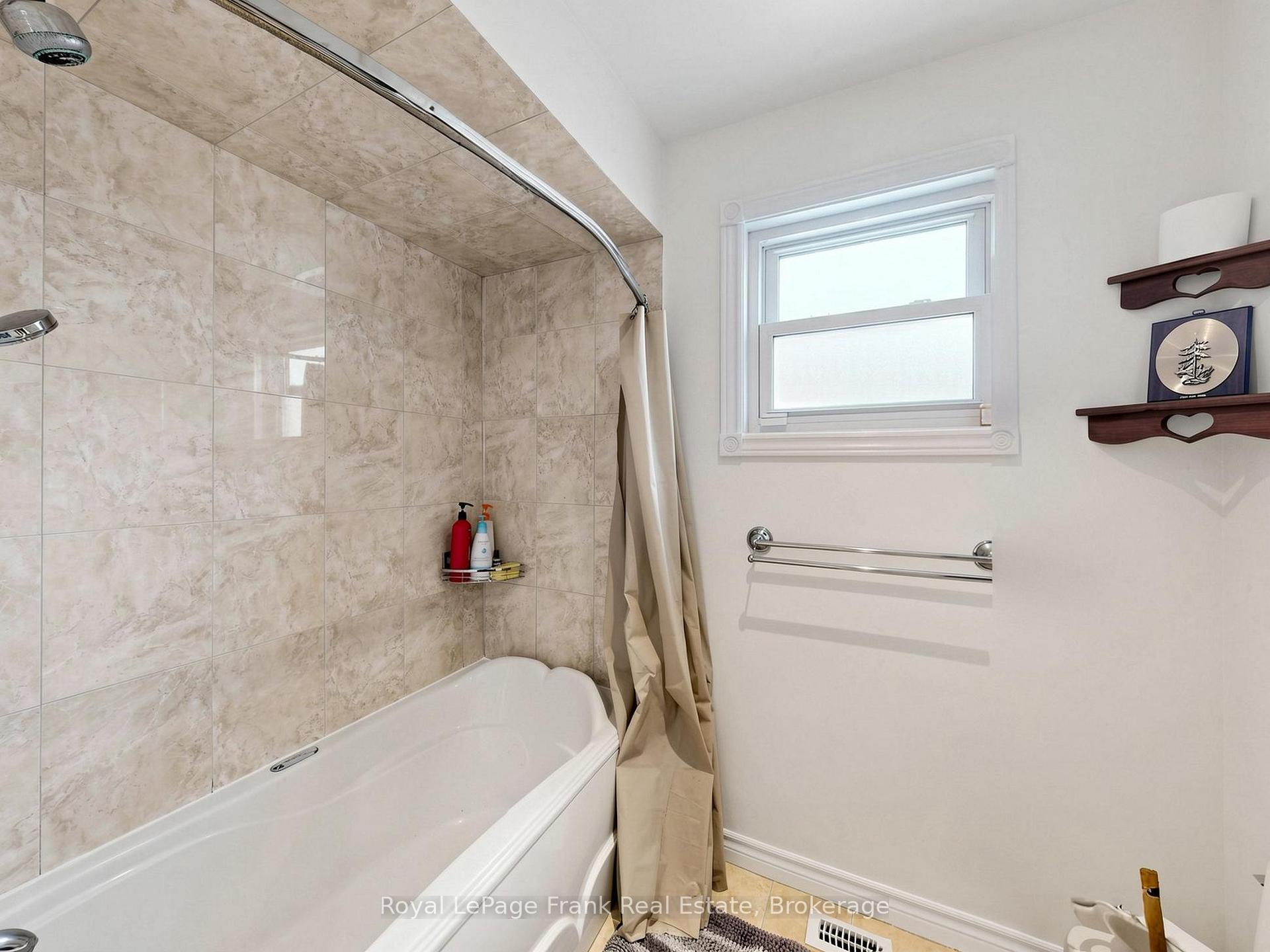 Photo 17 of 20 Strathallan Drive, Clarington, Courtice — HOMEH