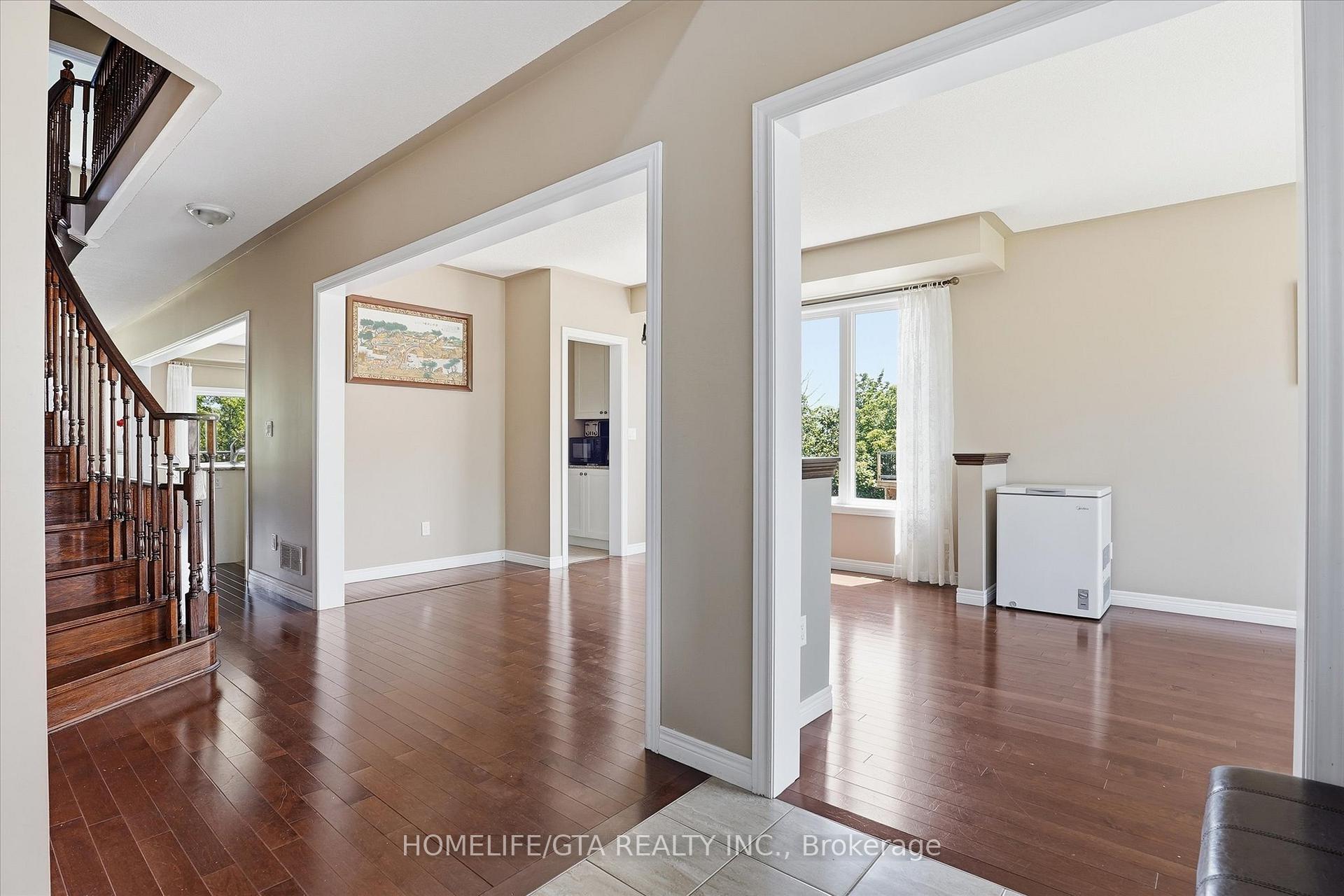 Photo 3 of 1011 Hinterland Court, Oshawa, Pinecrest — HOMEH