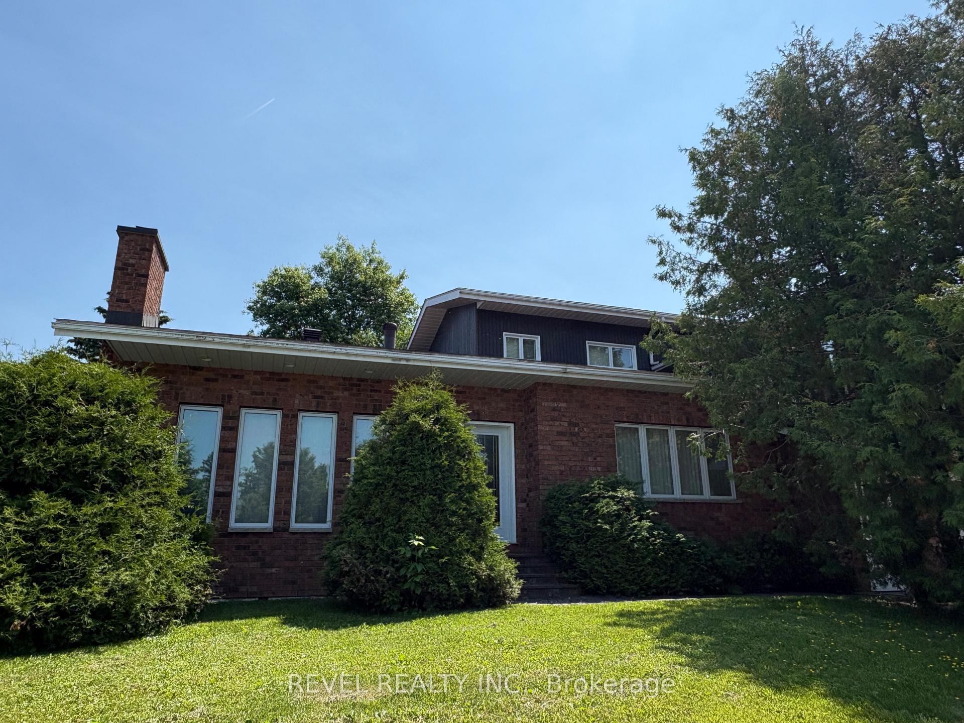 Photo 3 of 404 Thirteenth Avenue, Cochrane — HOMEH