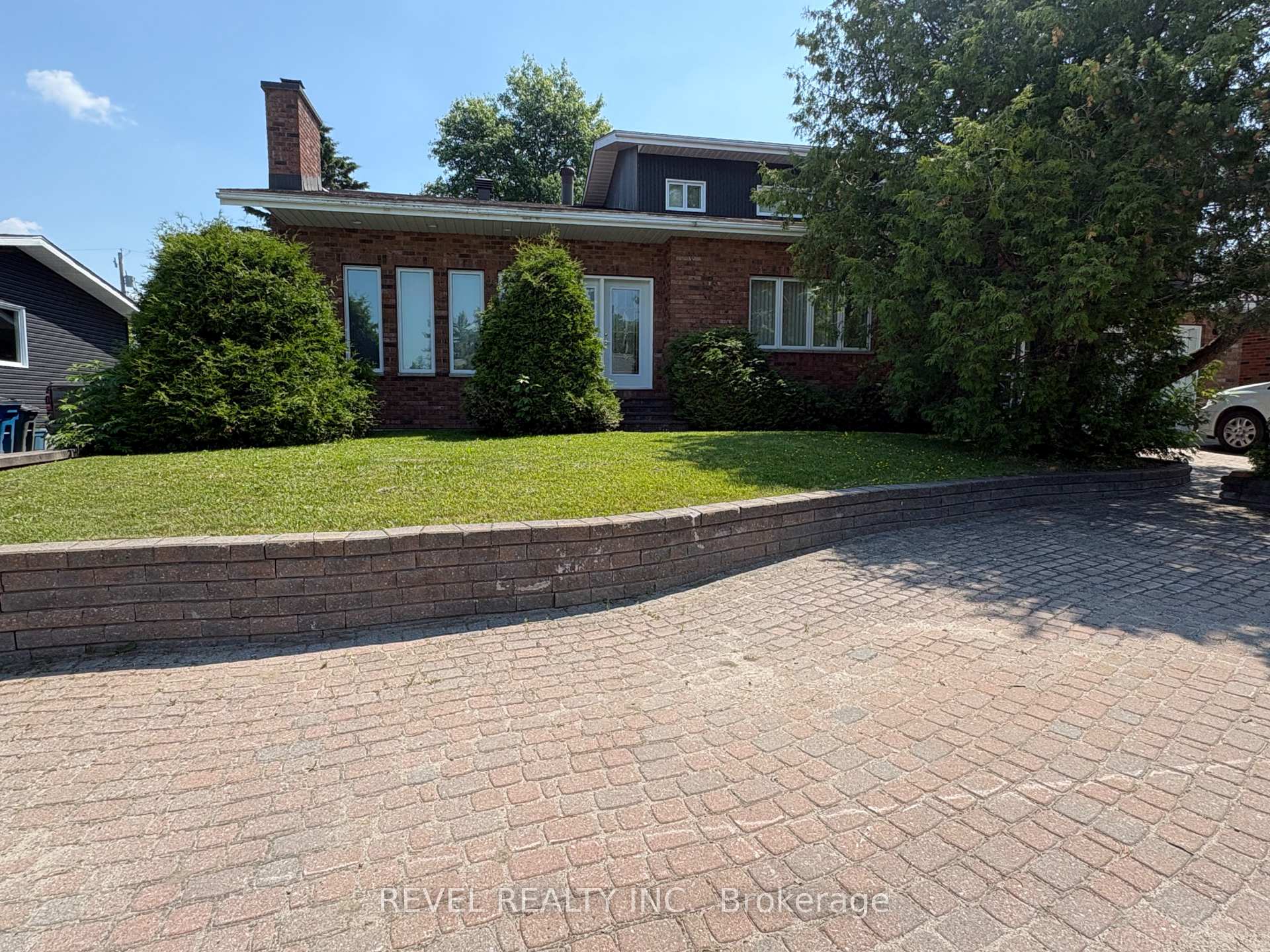 Photo 4 of 404 Thirteenth Avenue, Cochrane — HOMEH
