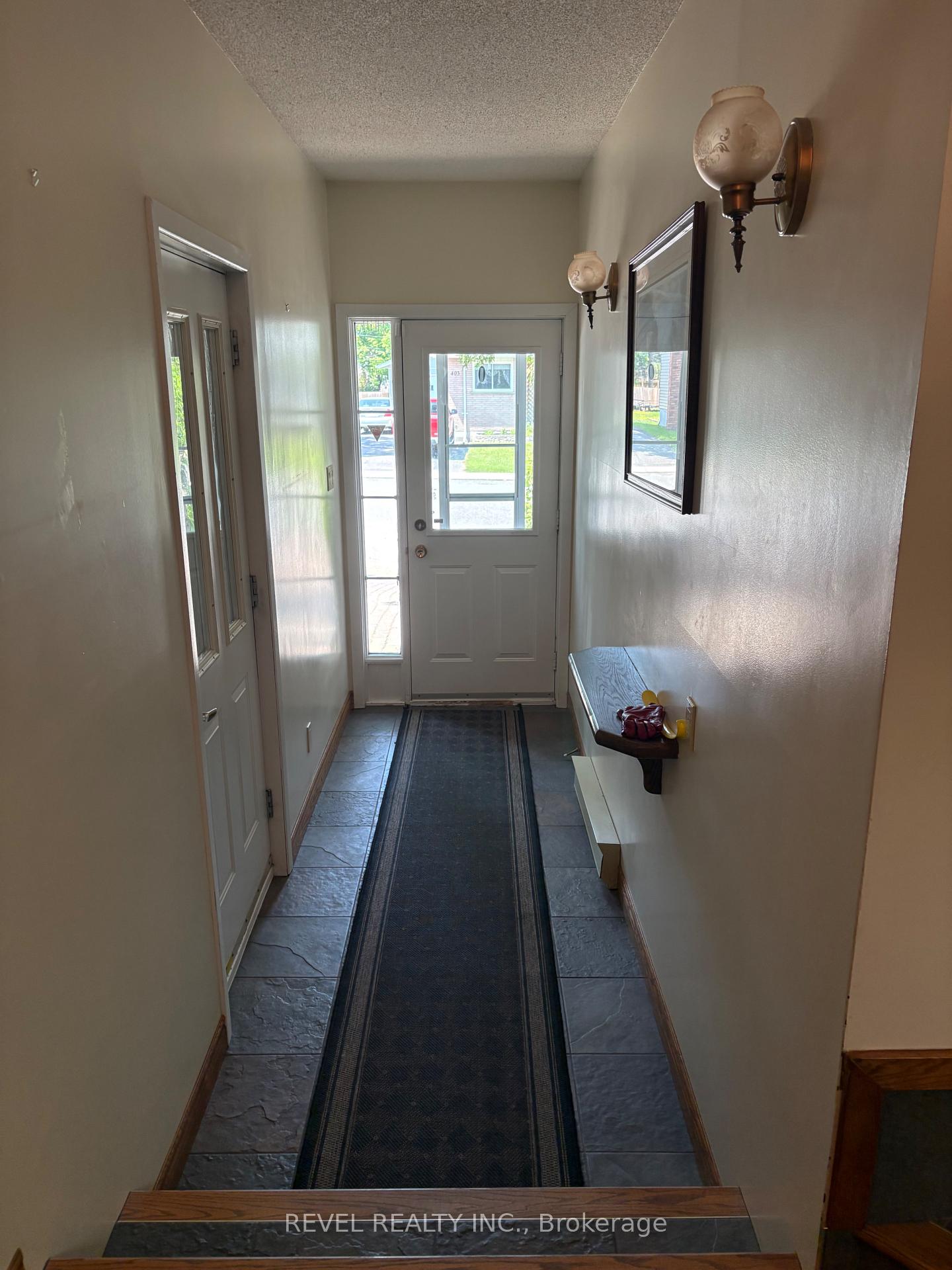 Photo 5 of 404 Thirteenth Avenue, Cochrane — HOMEH