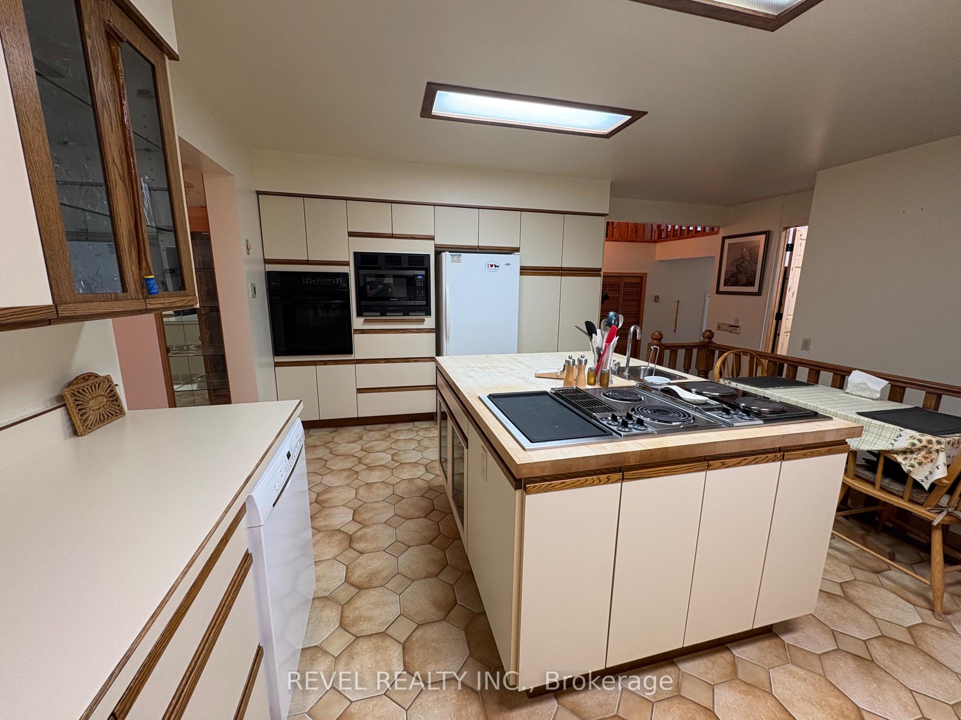 Photo 7 of 404 Thirteenth Avenue, Cochrane — HOMEH