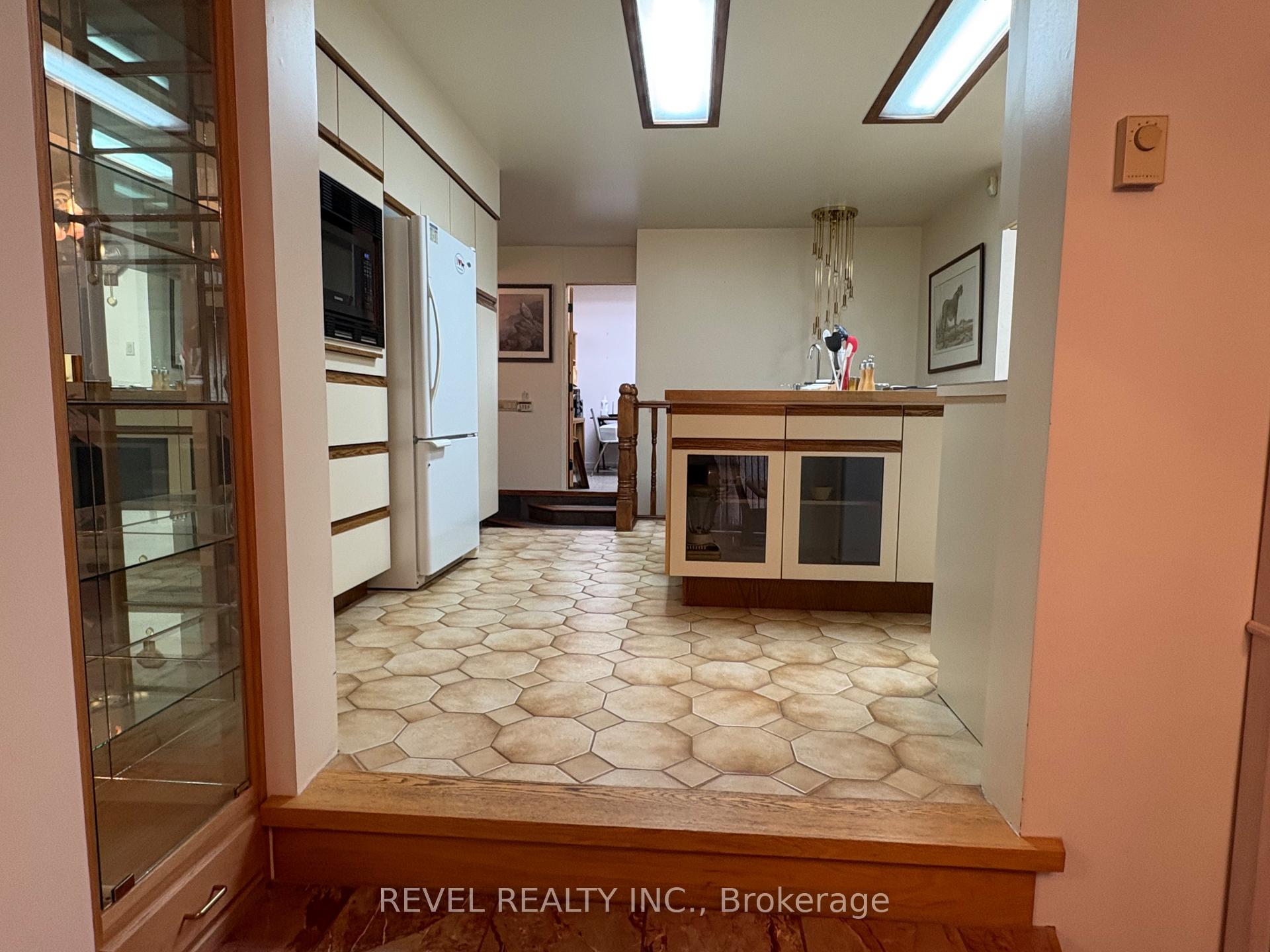Photo 8 of 404 Thirteenth Avenue, Cochrane — HOMEH