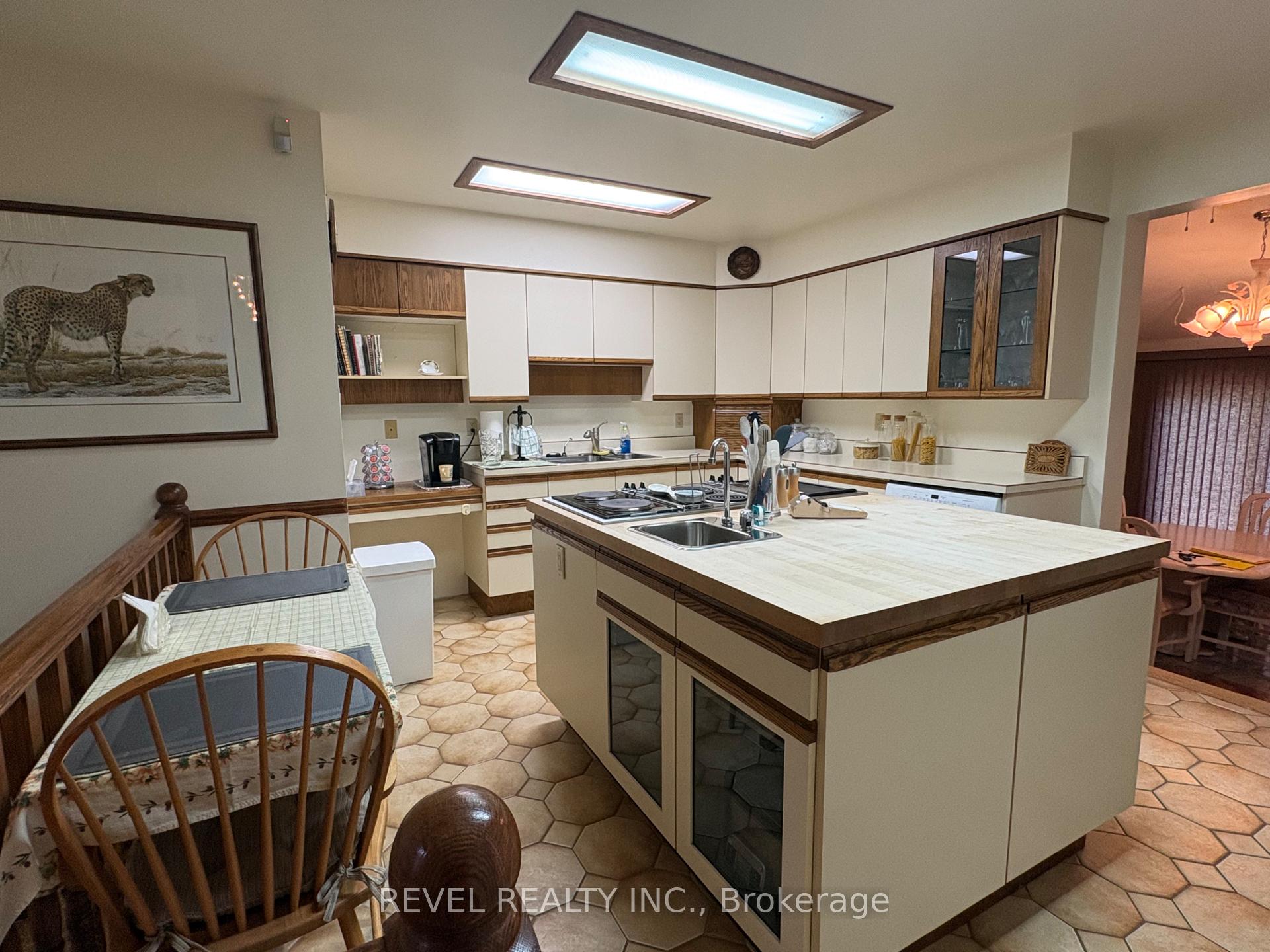 Photo 9 of 404 Thirteenth Avenue, Cochrane — HOMEH