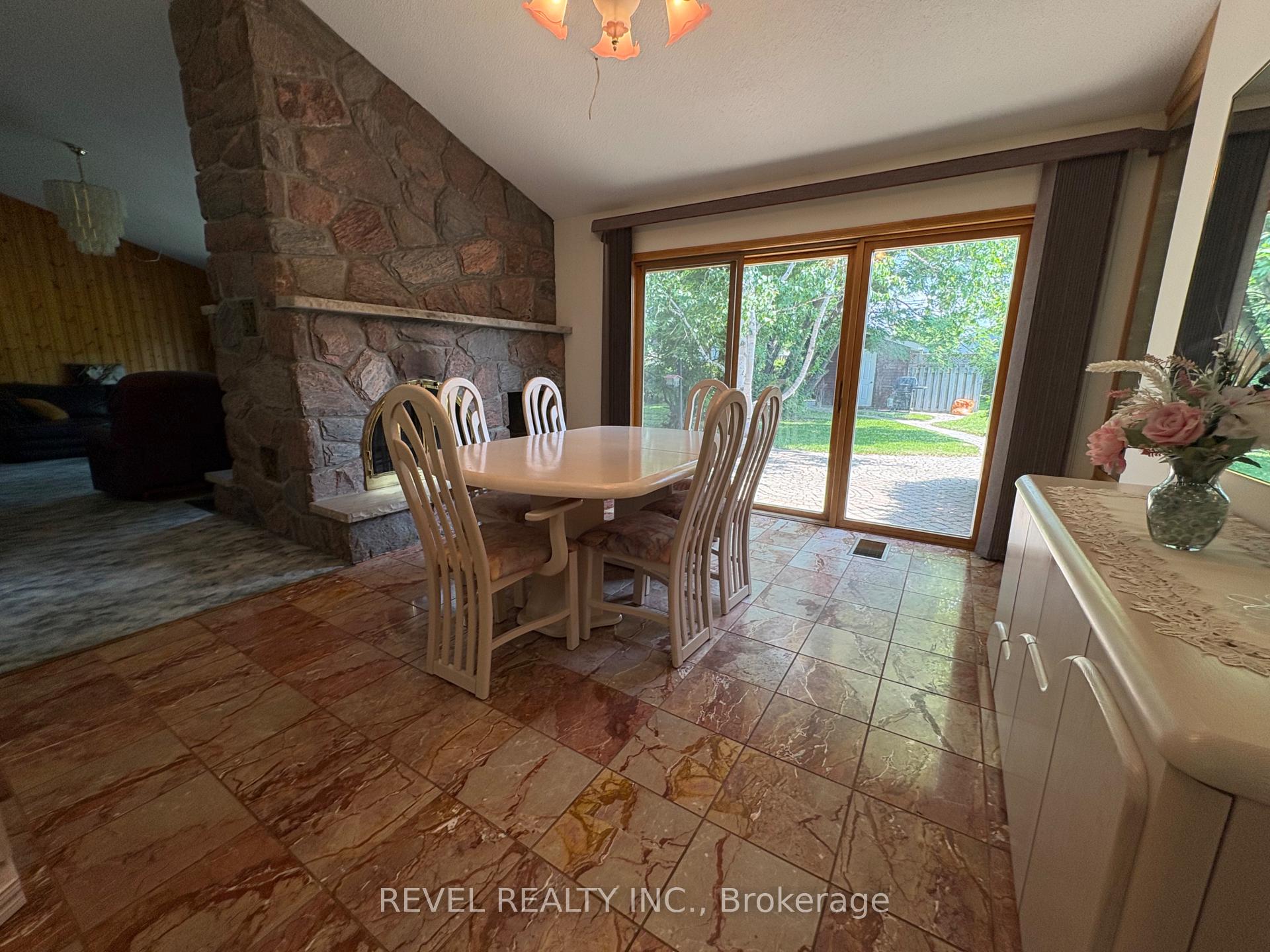 Photo 10 of 404 Thirteenth Avenue, Cochrane — HOMEH