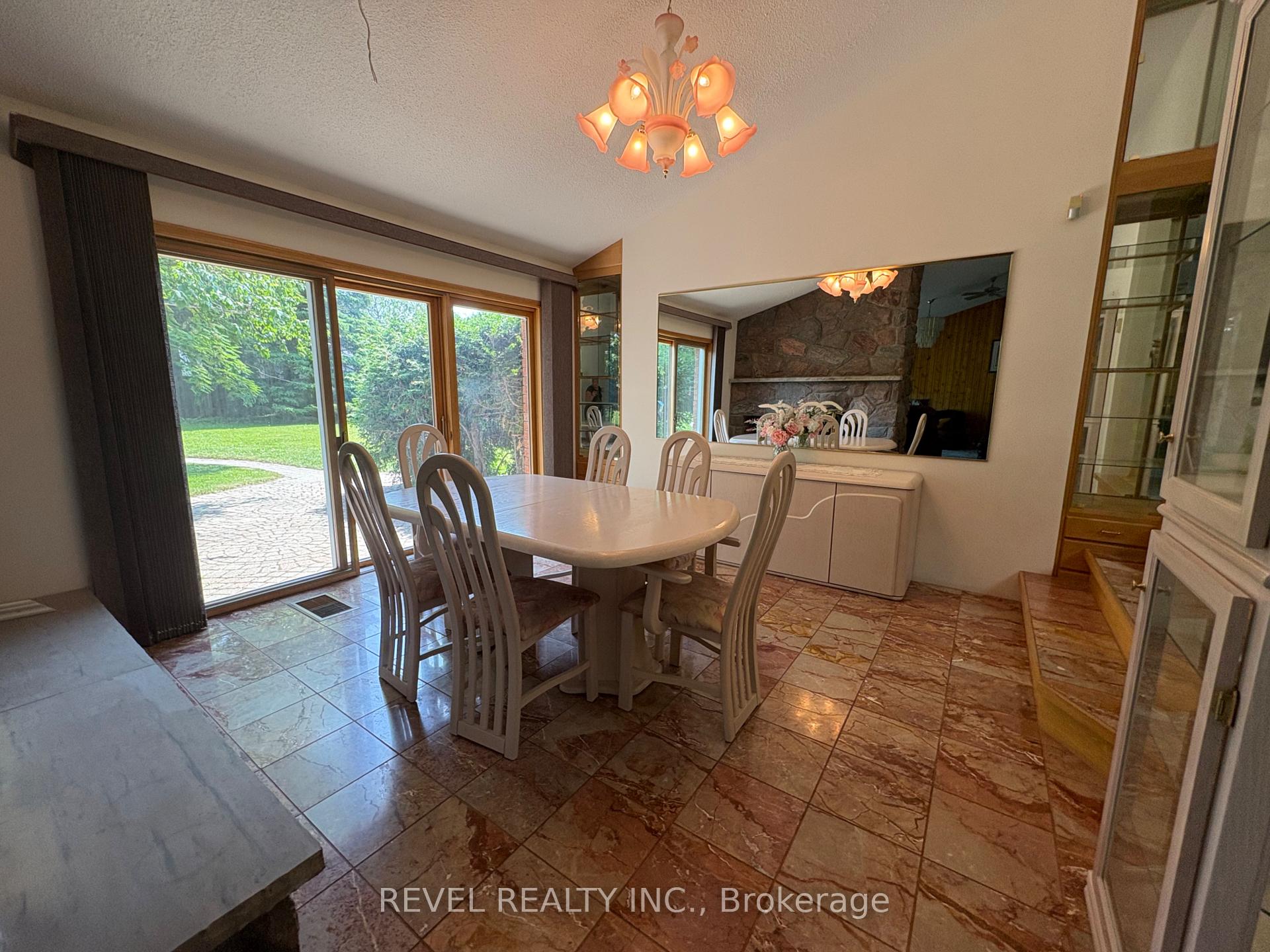 Photo 11 of 404 Thirteenth Avenue, Cochrane — HOMEH
