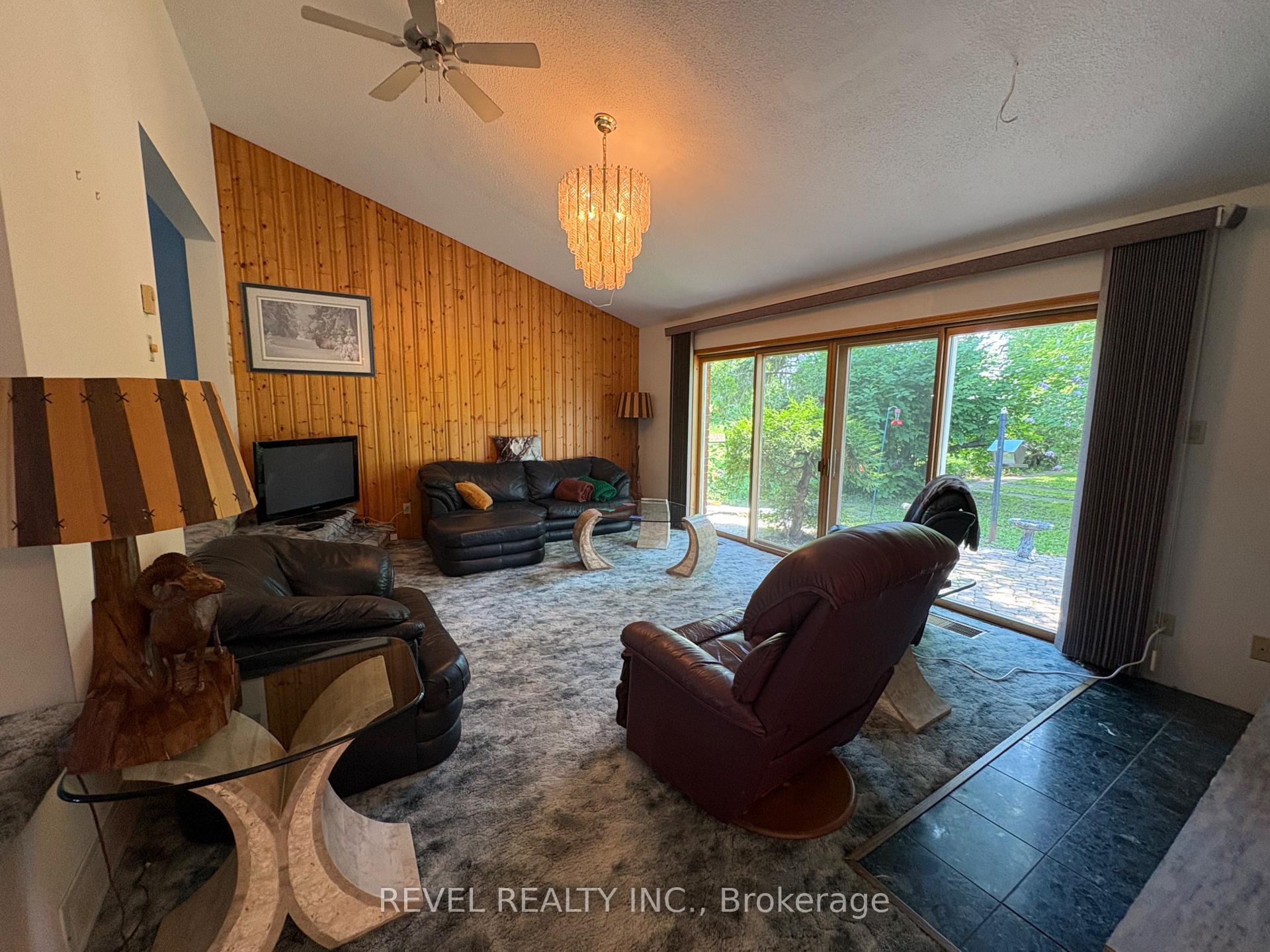 Photo 12 of 404 Thirteenth Avenue, Cochrane — HOMEH