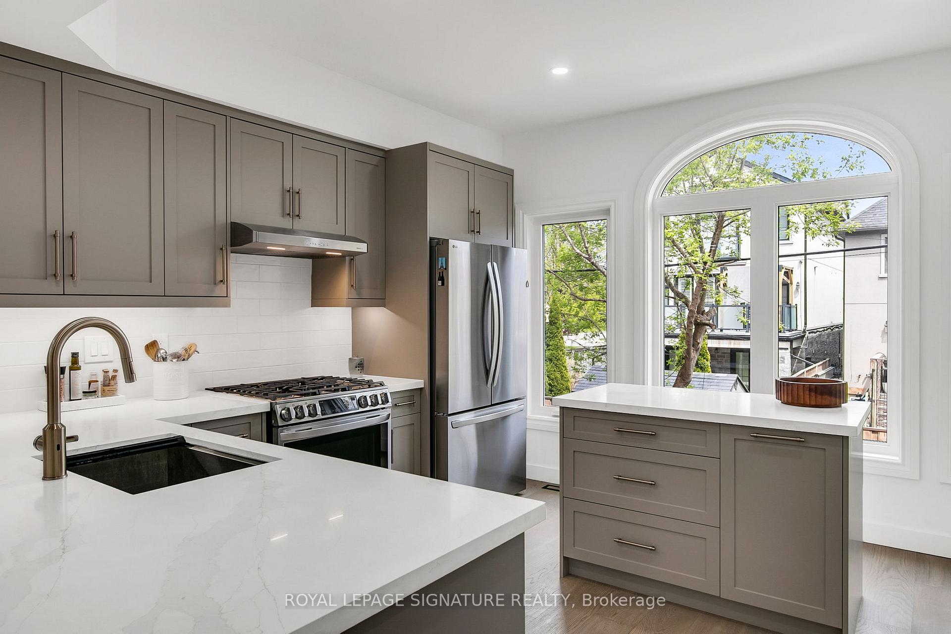 Photo 9 of 41 San Remo Terrace, Etobicoke, Mimico — HOMEH