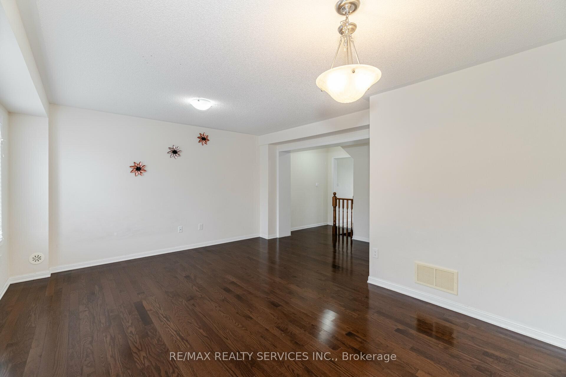 Photo 11 of 4 Colonel Frank Ching Crescent, Brampton, Fletcher's West — HOMEH