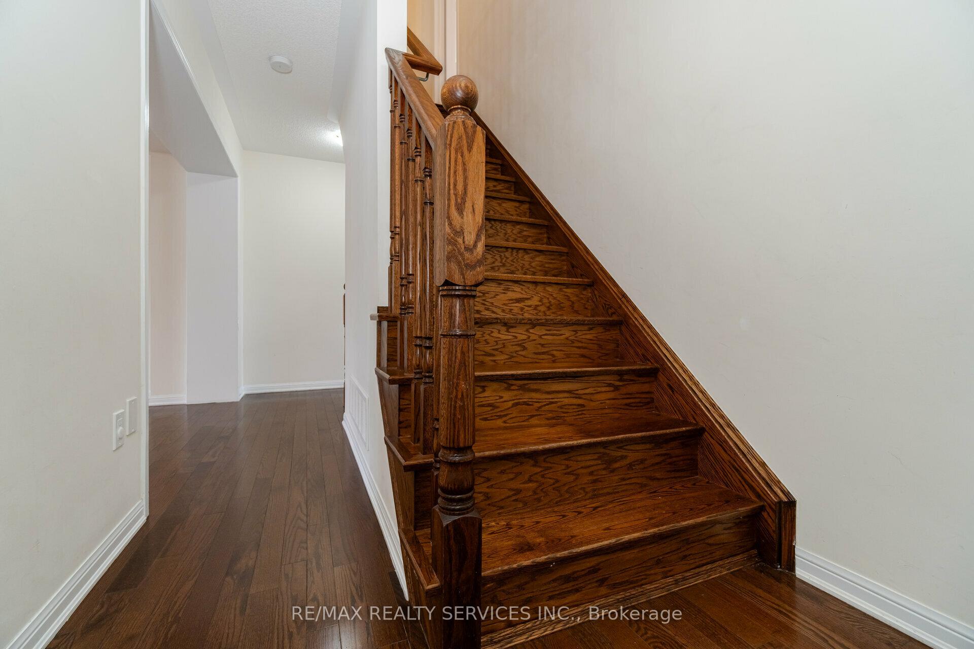 Photo 15 of 4 Colonel Frank Ching Crescent, Brampton, Fletcher's West — HOMEH
