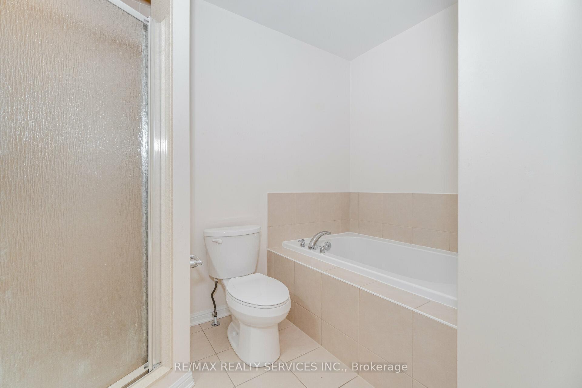 Photo 17 of 4 Colonel Frank Ching Crescent, Brampton, Fletcher's West — HOMEH