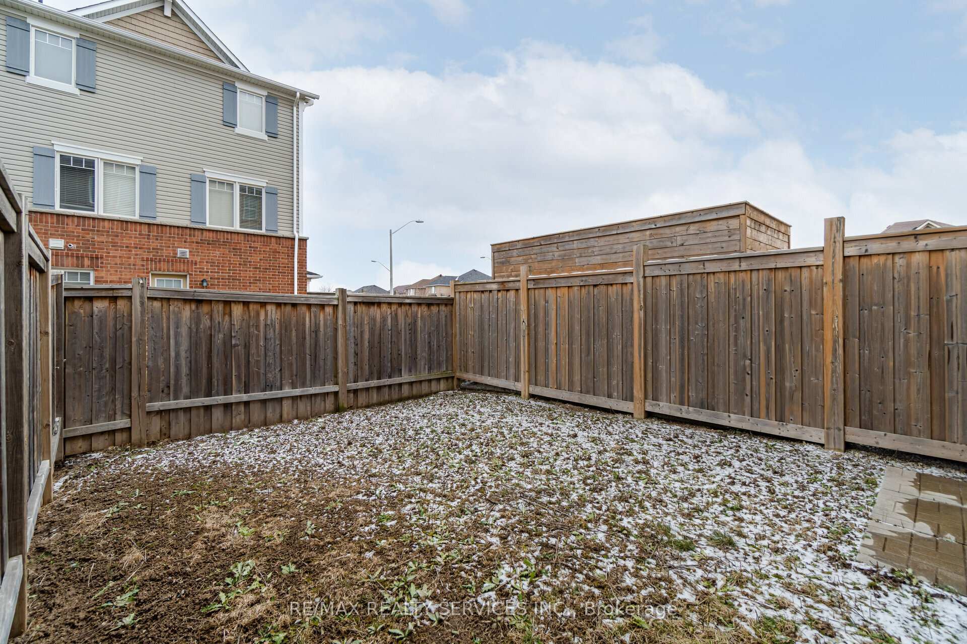 Photo 23 of 4 Colonel Frank Ching Crescent, Brampton, Fletcher's West — HOMEH