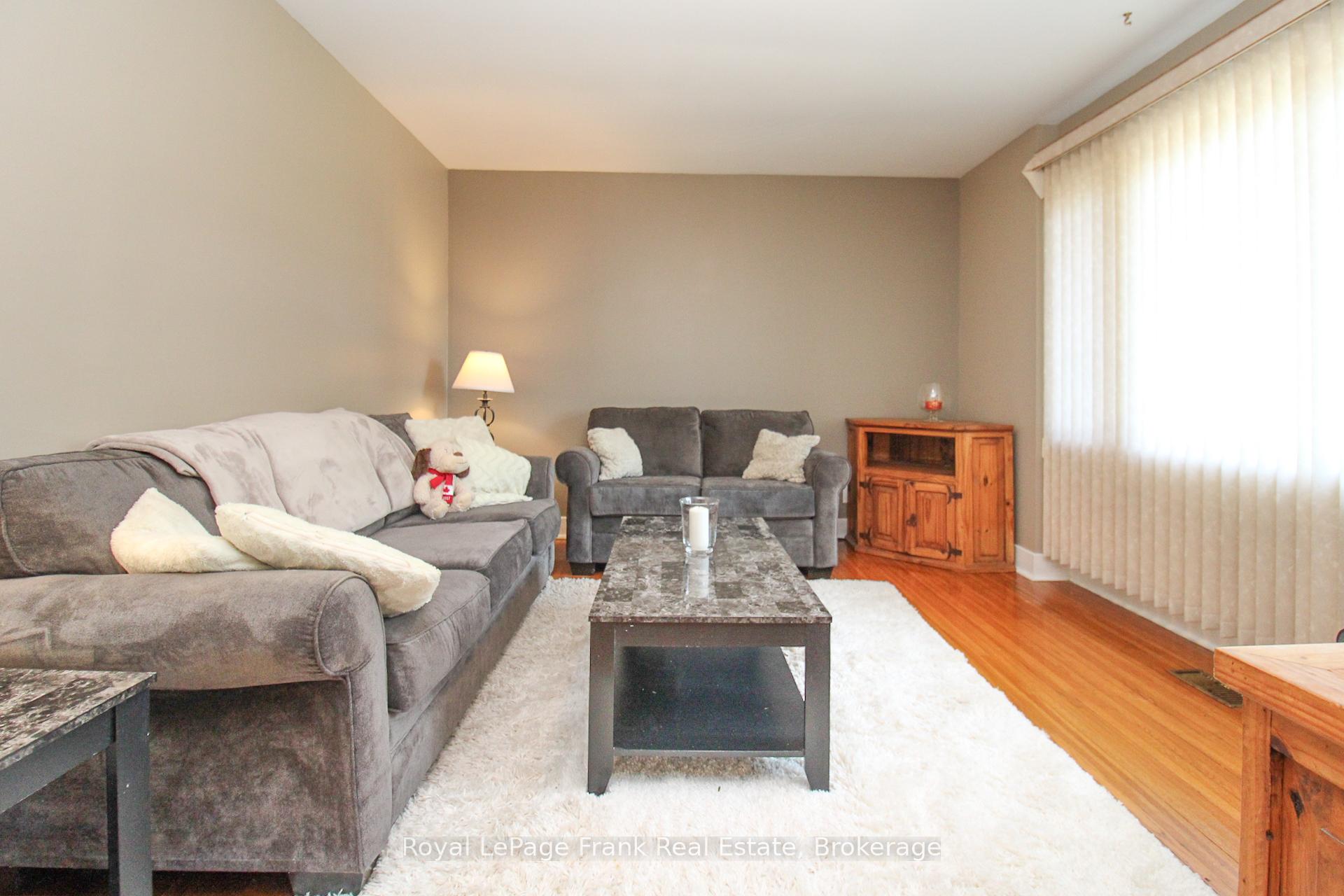 Photo 10 of 938 Parkhill Road W, Peterborough, Monaghan Ward 2 — HOMEH